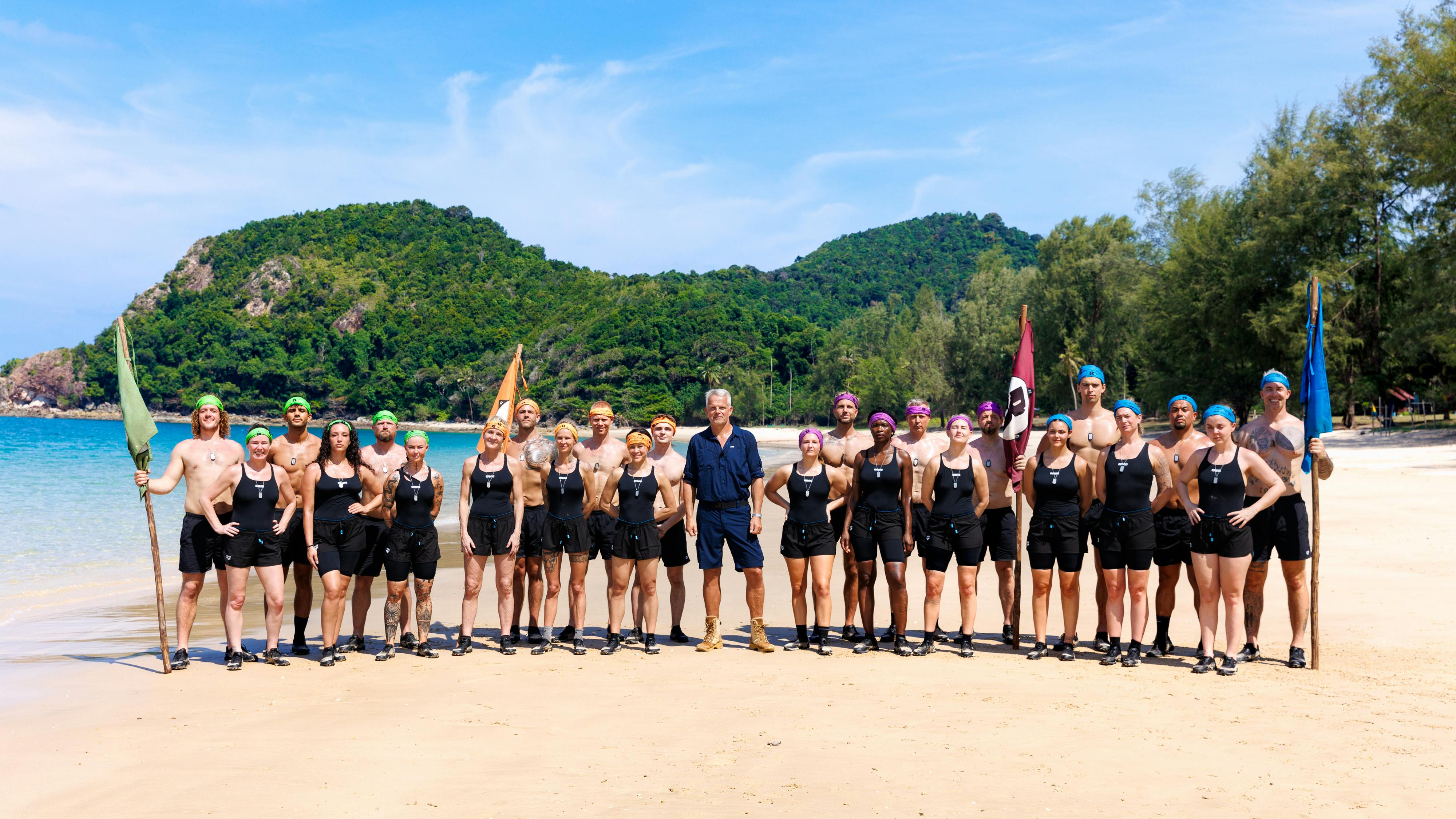 De 24 nye deltagere i årets 'Robinson Ekspeditionen' sammen med værten Jakob Kjeldberg