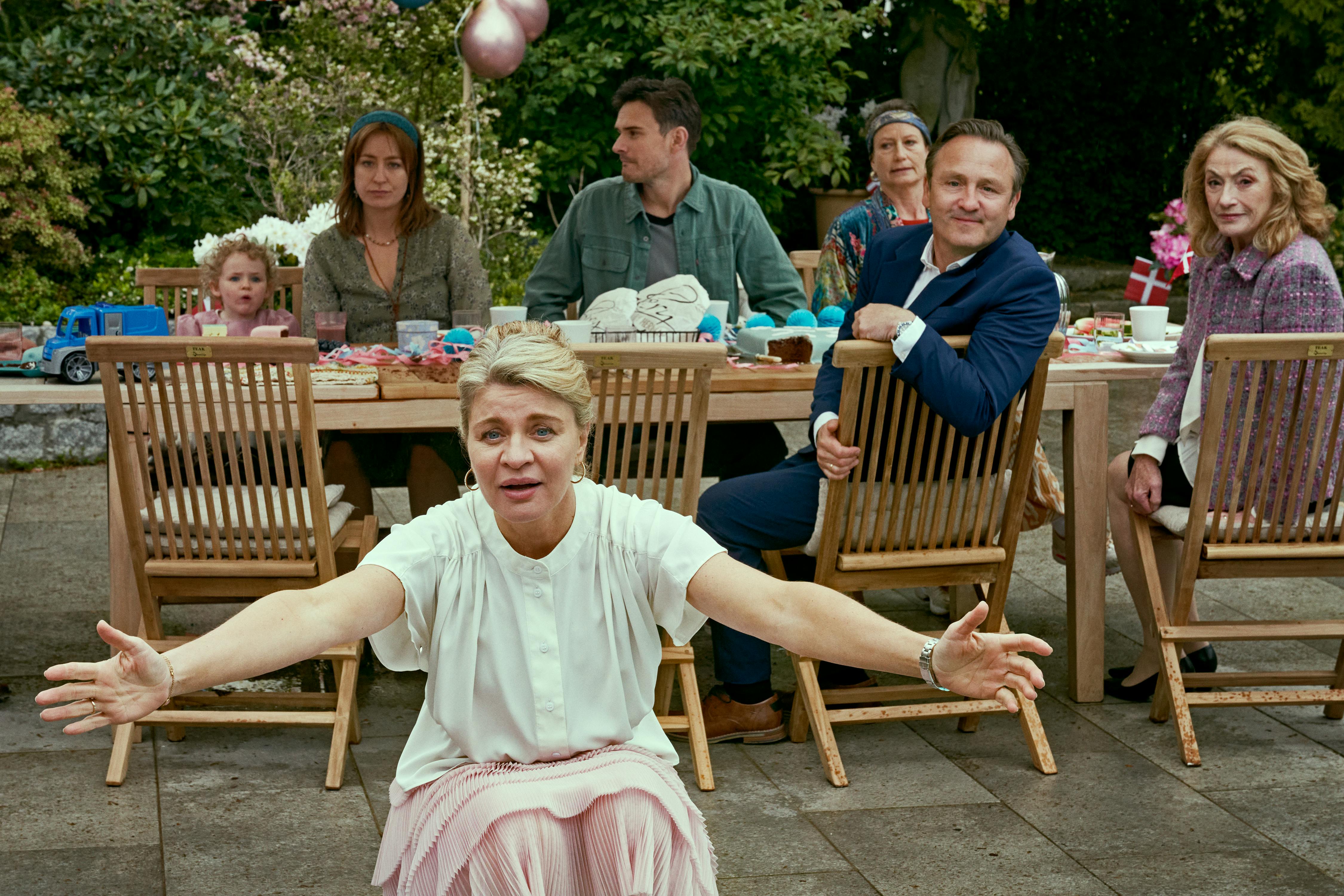 Bytte Bytte Barn. (L to R) Freja/Elva As Sille, Katinka Lærke Petersen as Liv, Mille Dinesen as Cecilie, Kasper Dalsgaard as Malthe, Sarah Boberg as Ulla, Lars Ranthe as Andreas and Solbjørg Højfeldt as Irene in Bytte Bytte Barn. Cr. Courtesy of Netflix © 2024