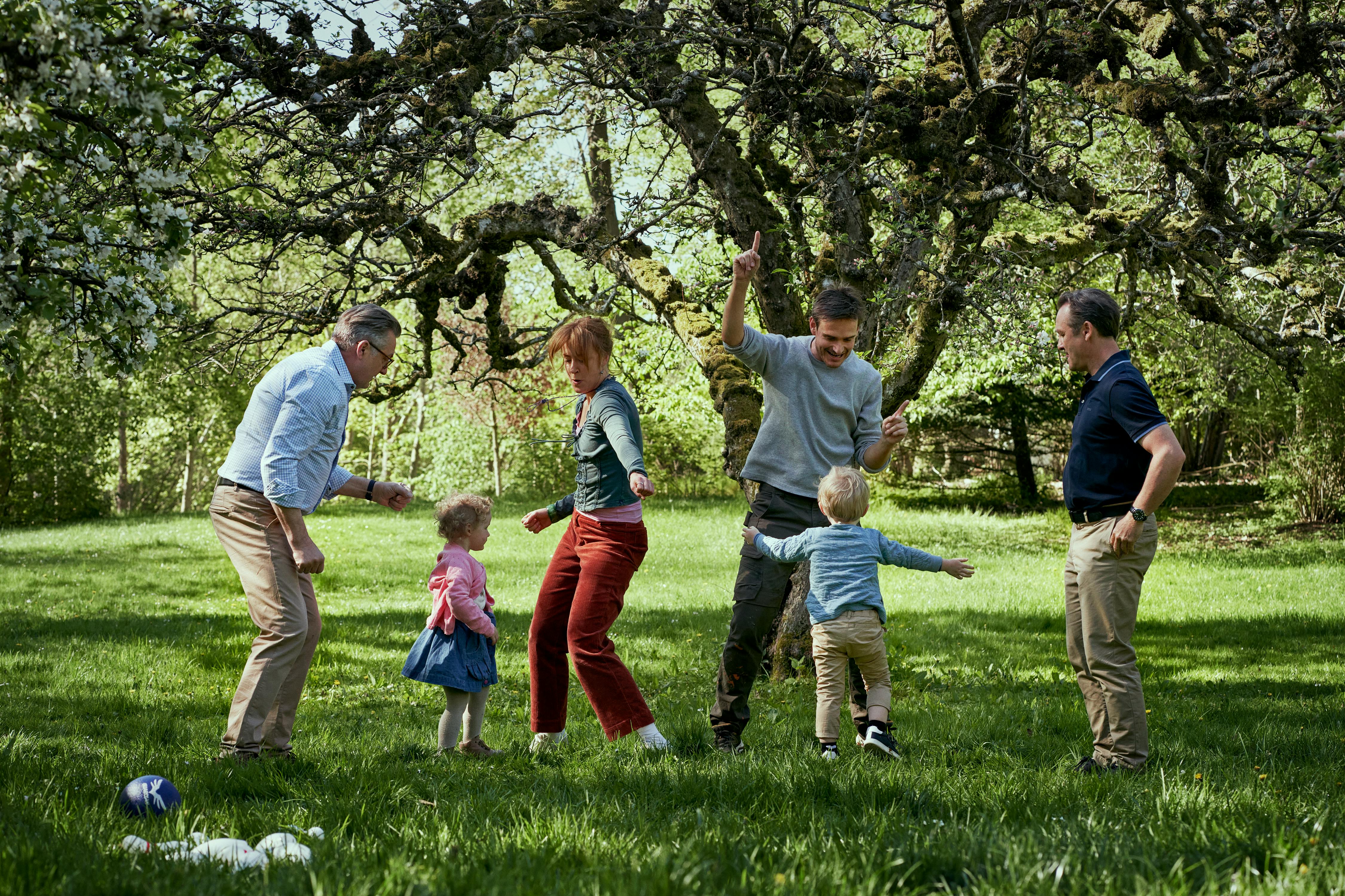 Bytte Bytte Barn. (L to R) Jens Jørn Spottag as Lars, Freja/Elva As Sille, Katinka Lærke Petersen as Liv, Kasper Dalsgaard as Malthe, Aston/Enzo as Leo and Lars Ranthe as Andreas in Bytte Bytte Barn. Cr. Courtesy of Netflix © 2024