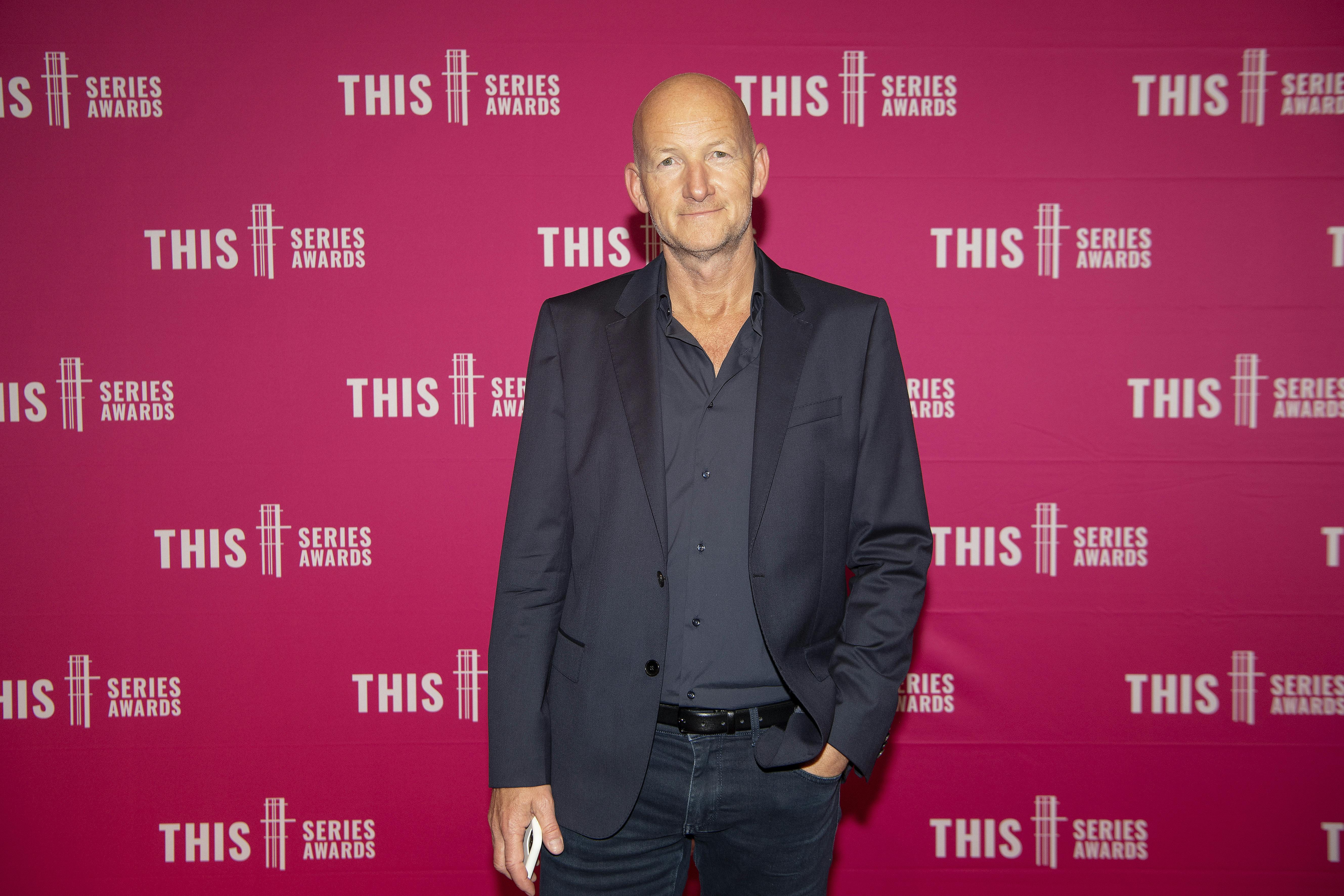 Rød løber til This Series Awards i Filmbyens Studio i Aarhus, fredag den 29. oktober 2021. Søren Sveistrup Forfatter til 'Kastanjemanden'.. (Foto: Bo Amstrup/Ritzau Scanpix)