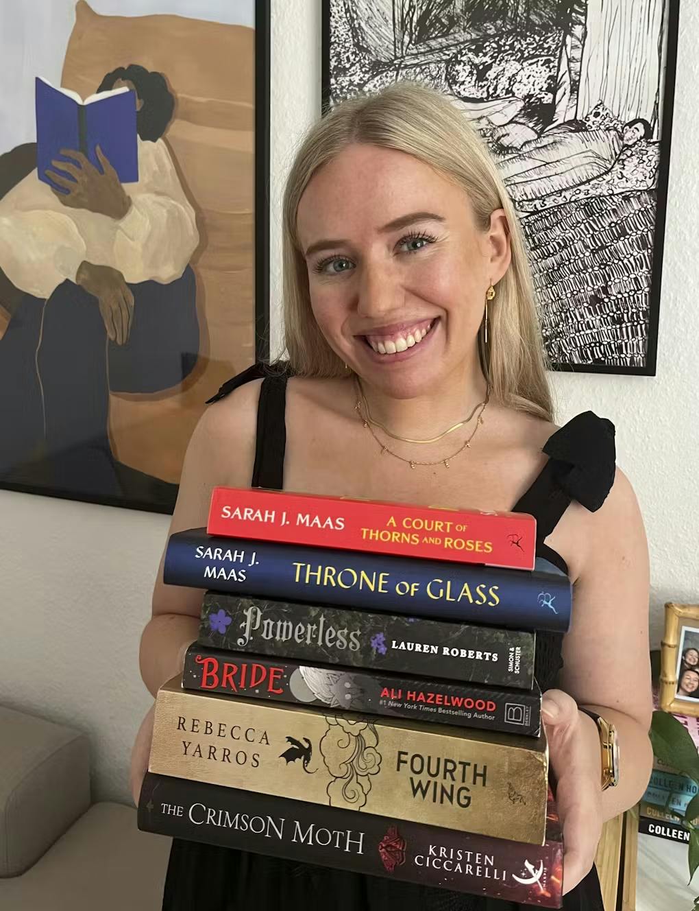 Maja Sofie Holst står bag @fantasiturist på Instagram og TikTok, hvor hun blogger om bøger. På billedet ses hendes bedste anbefalinger til romantasy.