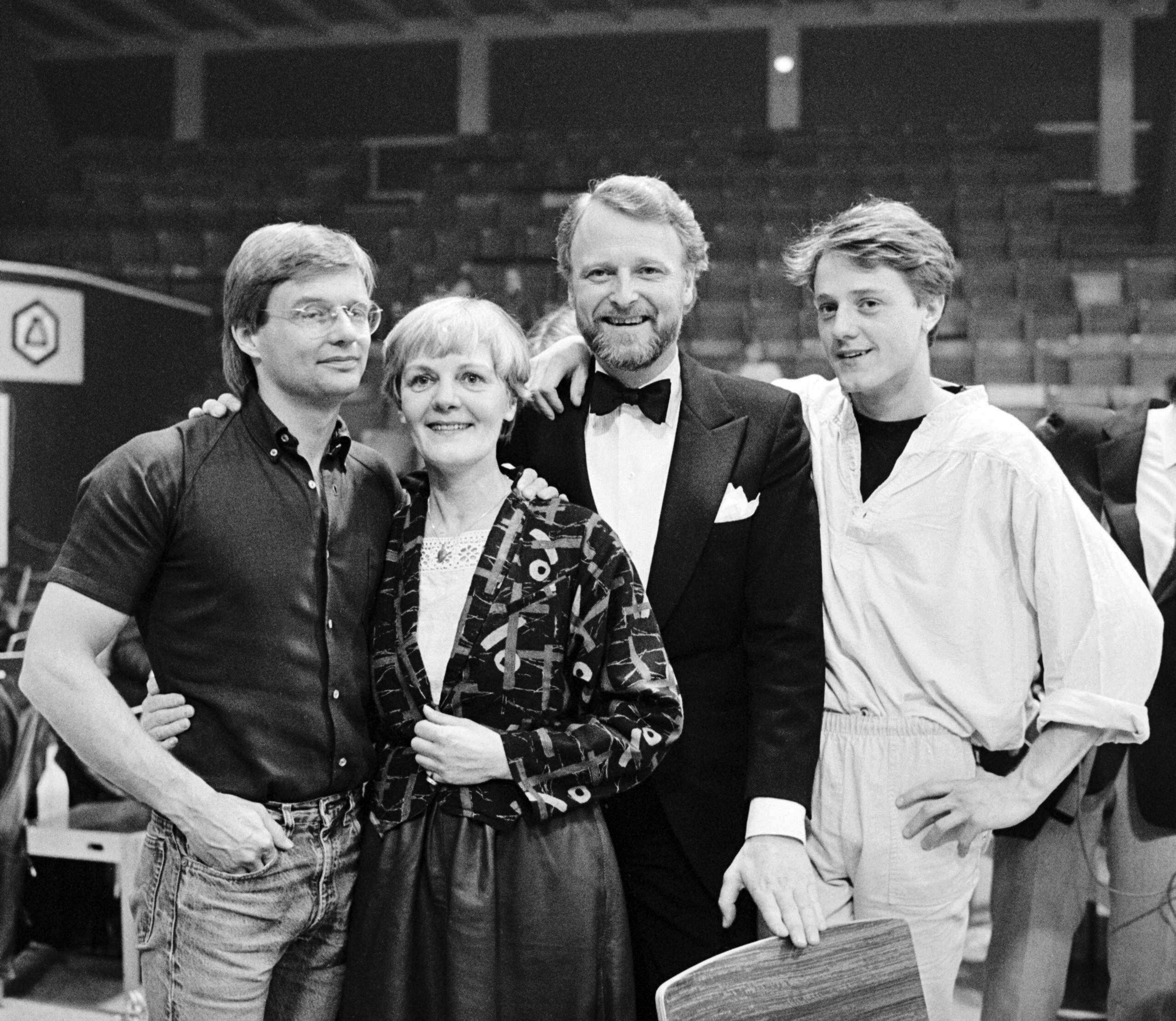 Danmarks Film Akademi uddeler Robert Prisen i KB-hallen i 1985. Her fire prisvindere fra filmen 'Tro, håb og kærlighed'. Fra venstre: Bille August (bedste manuskript), Aase Hansen (bedste kvindelige birolle), Bent Mejding (bedste mandlige birolle) og Lars Simonsen (bedste mandlige hovedrolle).