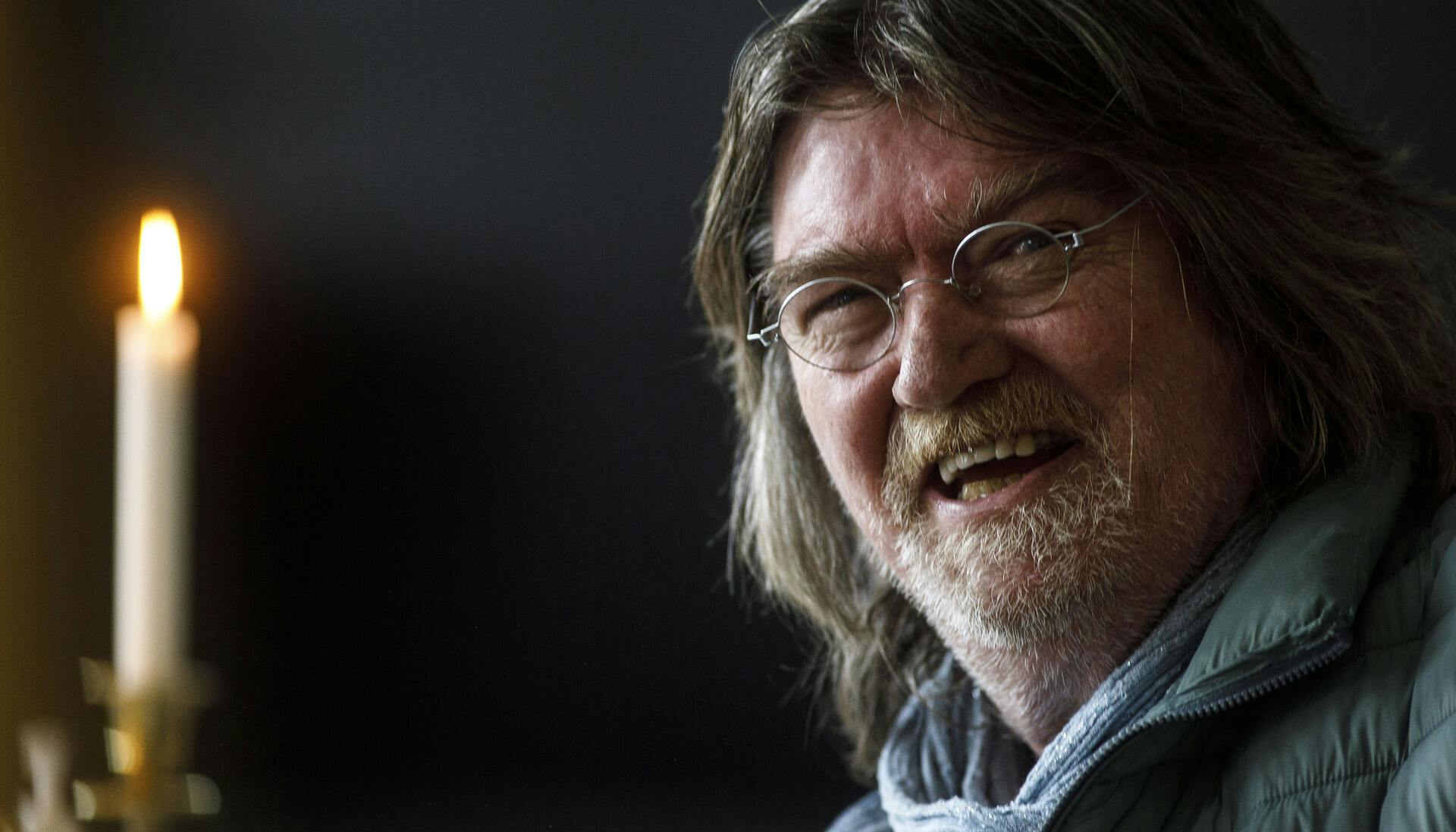 Interview med musiker, sangskriver og kunstmaler Johnny Madsen. Han er bosat på Fanø. Torsdag 18. marts 2021.