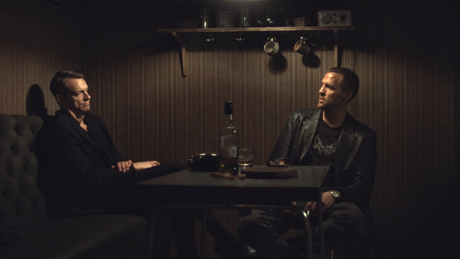 Jo Nesbo's Detective Hole.  (L to R) Joel Kinnaman as Tom Waaler and Tobias Santelmann as Harry Hole in Jo Nesbo's Detective Hole. Cr. Courtesy of Netflix © 2023