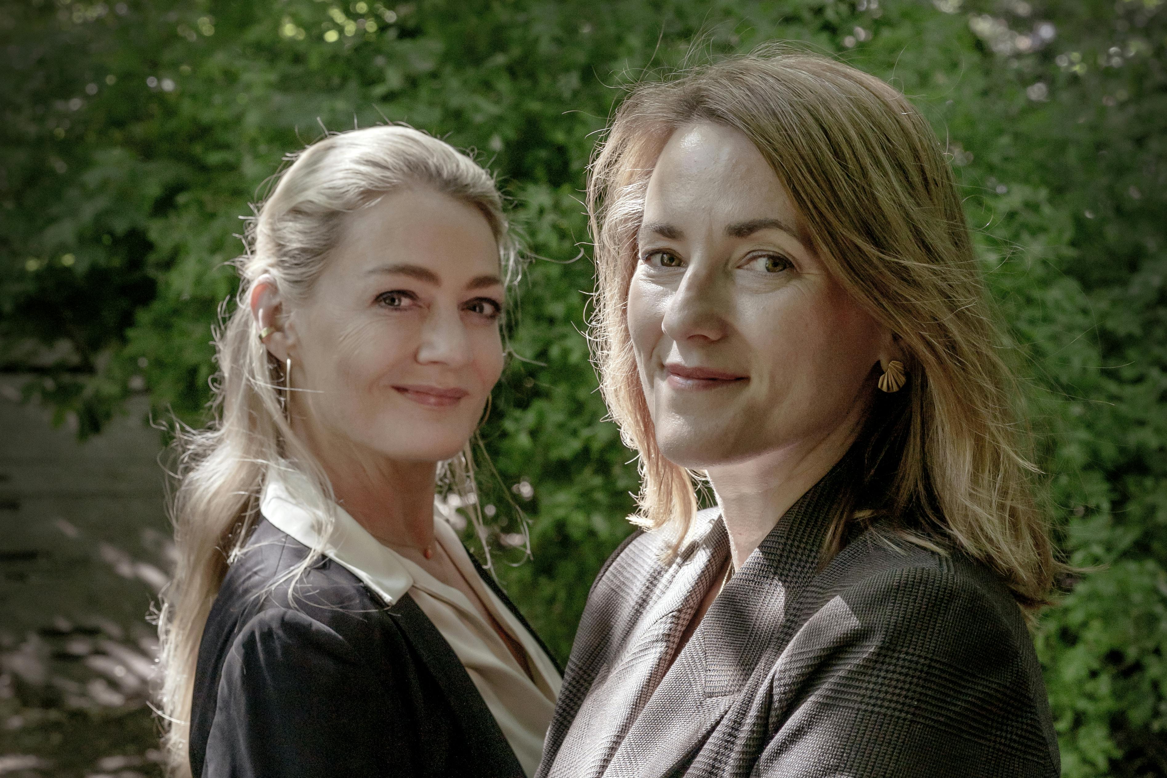 De to forfattere Line holm og Stine Bolther