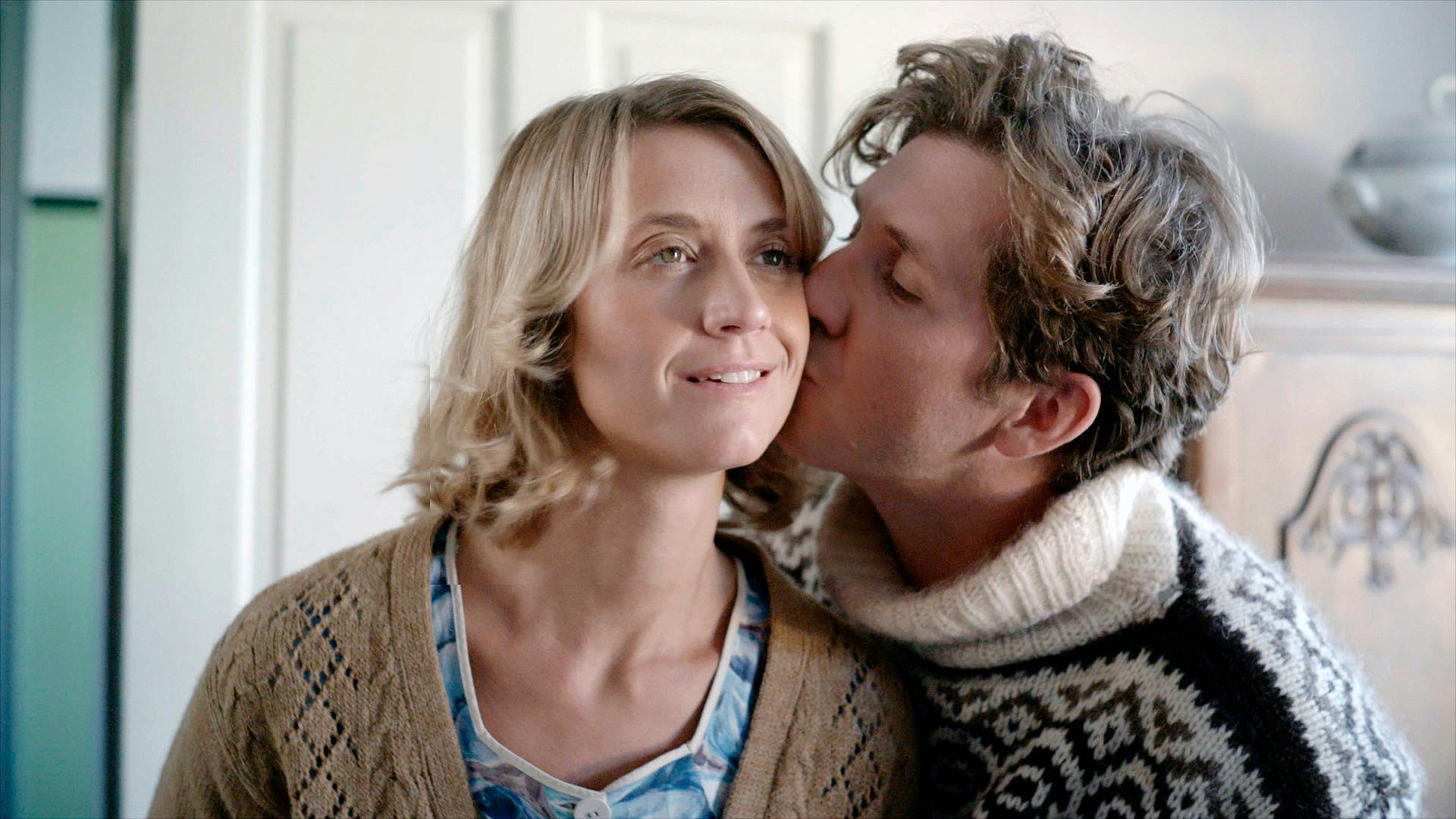 Sara Hjort Ditlevsen og Sebastian Jessen i dokudramaet 'Giften i sandet'