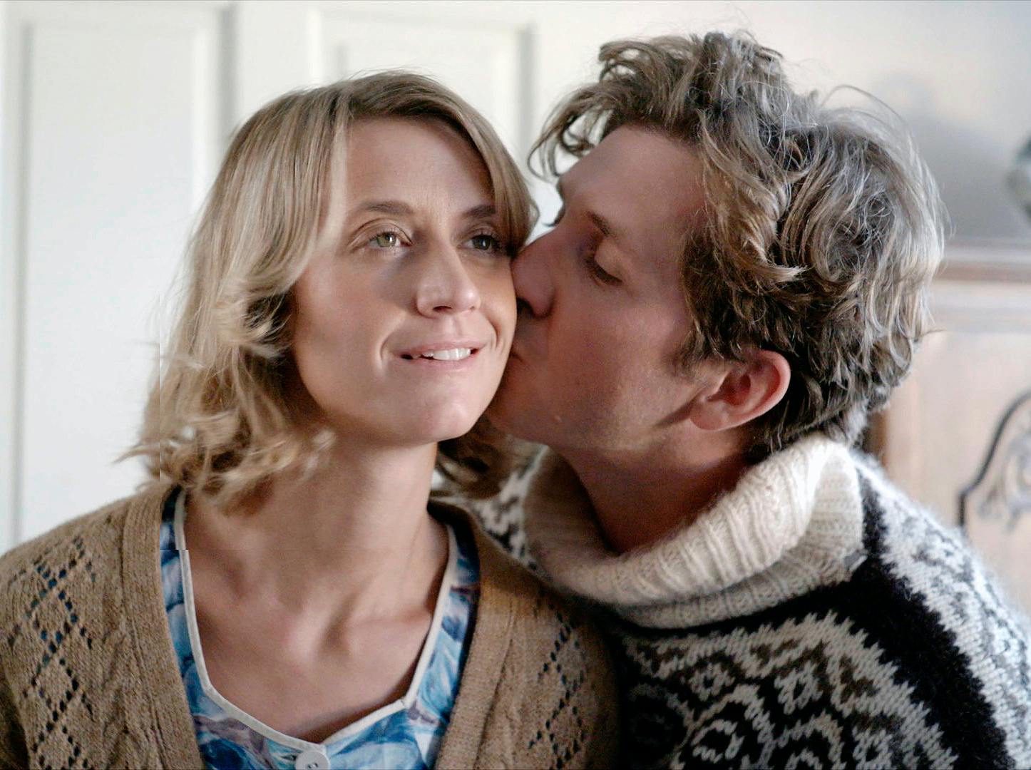 Sara Hjort Ditlevsen og Sebastian Jessen i dokudramaet 'Giften i sandet'