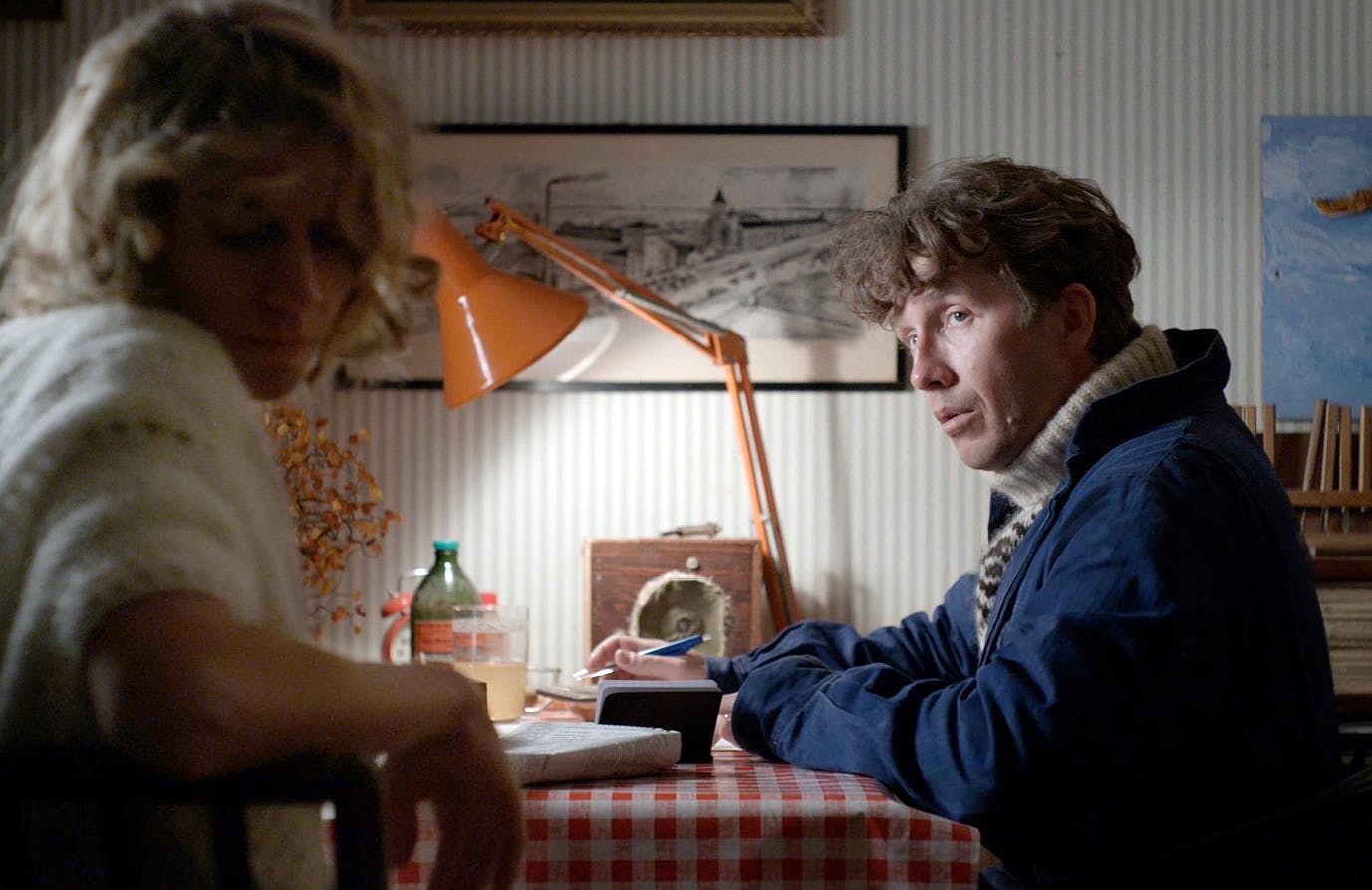 Sebastian Jessen som Aage Hansen og Sara Hjort Ditlevsen som Marie i 'Giften i sandet'