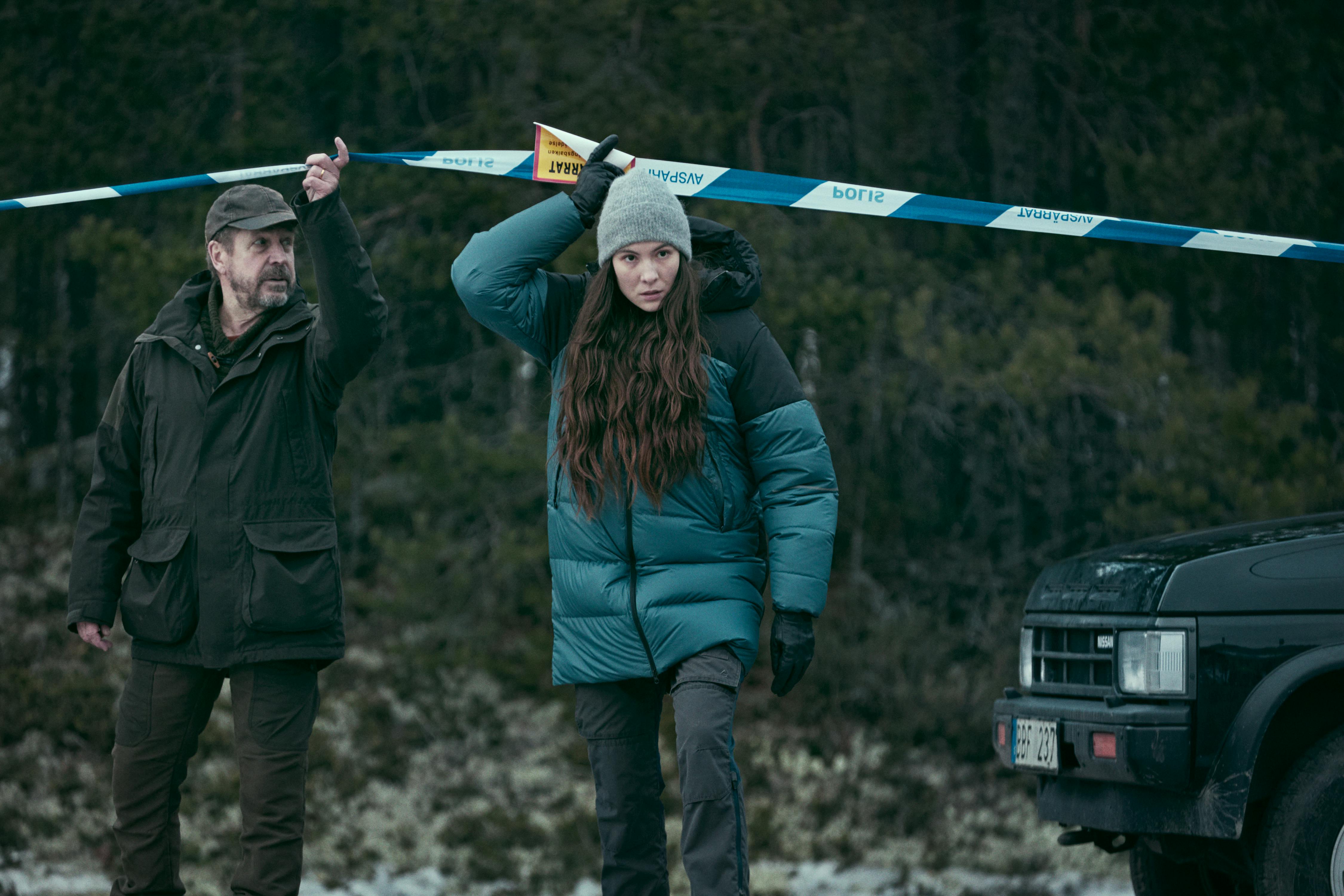 Glaskupan. (L to R) Johan Hedenberg as Valter and Léonie Vincent as Lejla in Glaskupan Cr. Courtesy of Netflix © 2024