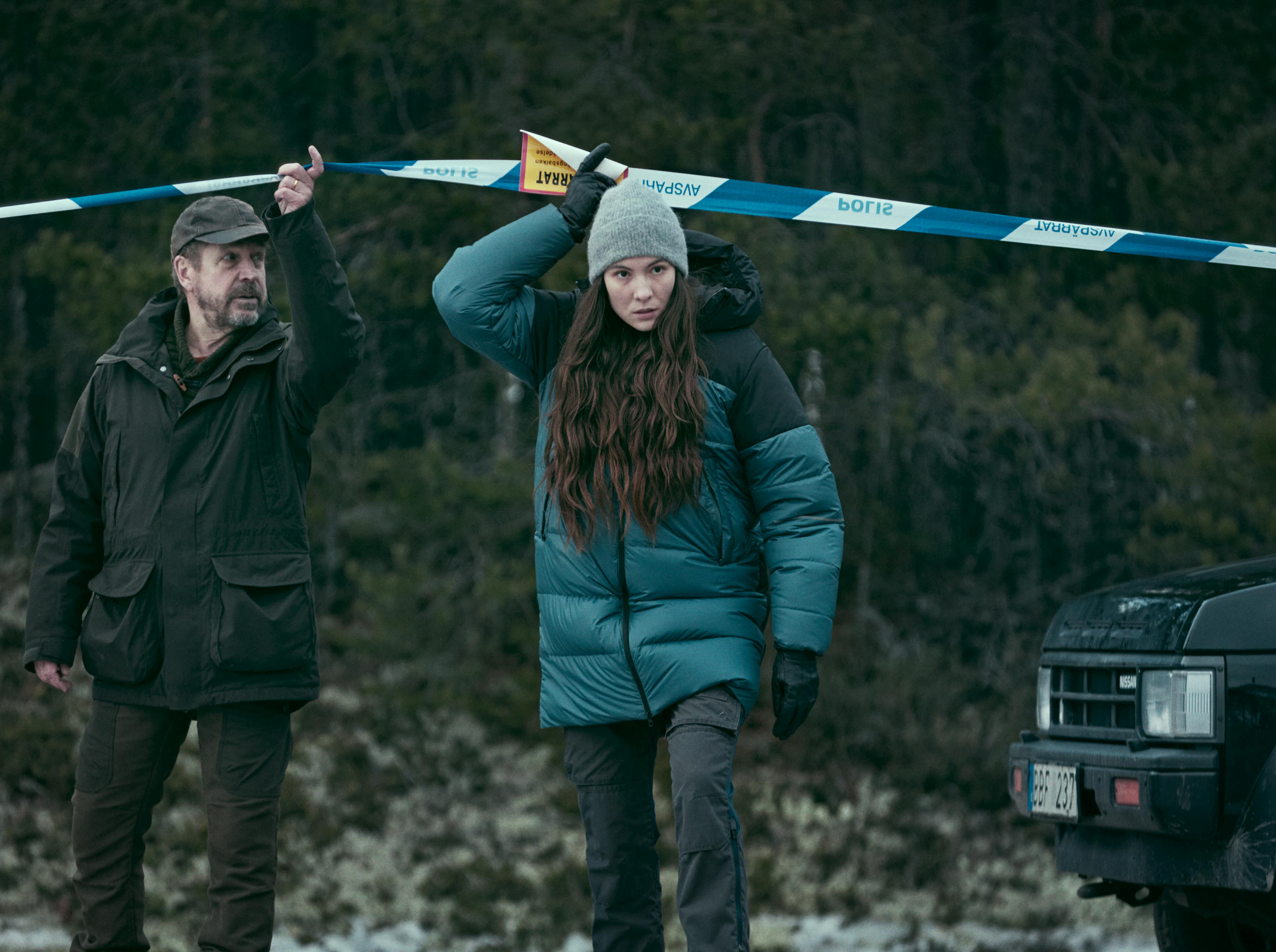 Glaskupan. (L to R) Johan Hedenberg as Valter and Léonie Vincent as Lejla in Glaskupan Cr. Courtesy of Netflix © 2024