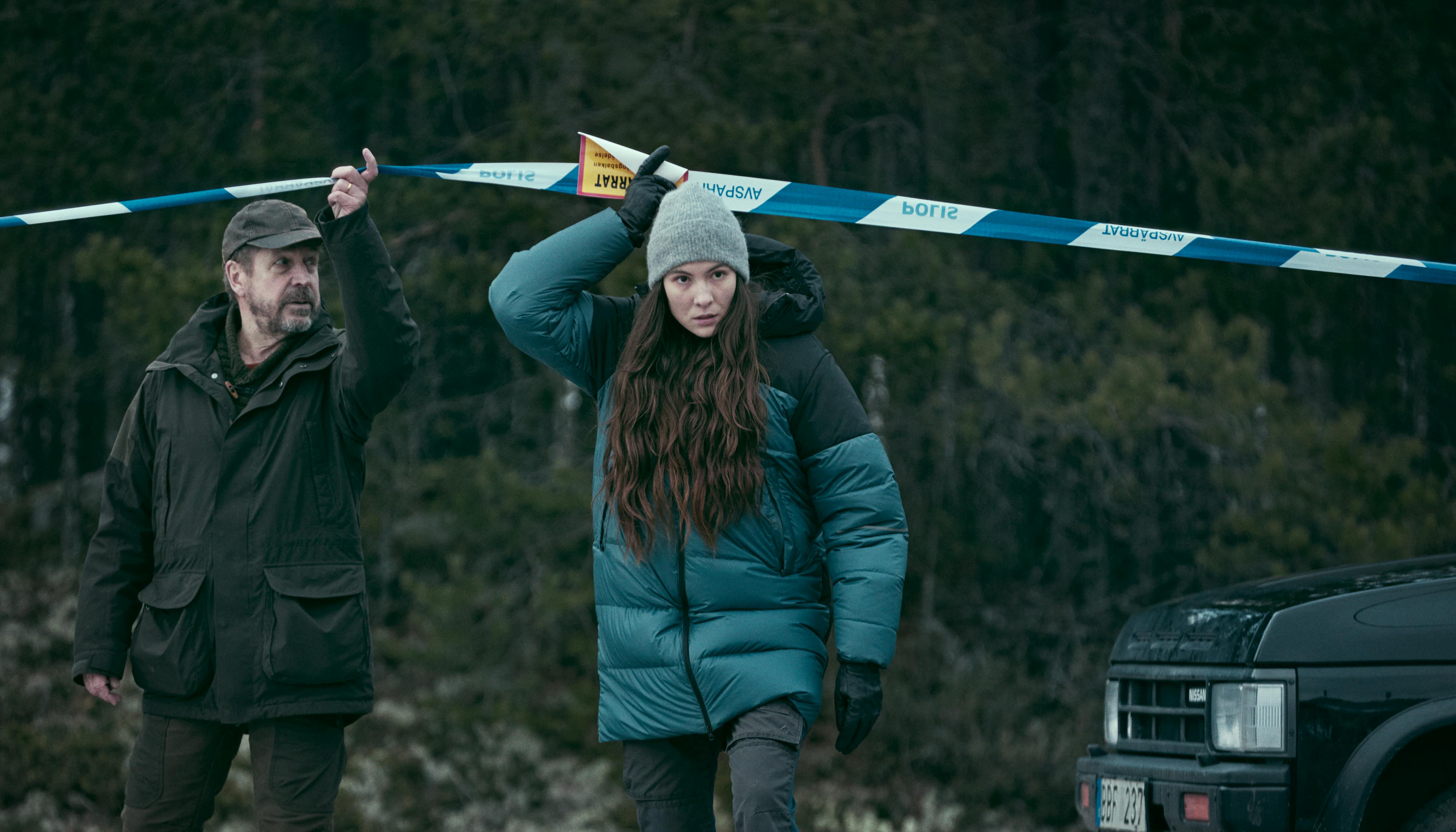 Glaskupan. (L to R) Johan Hedenberg as Valter and Léonie Vincent as Lejla in Glaskupan Cr. Courtesy of Netflix © 2024