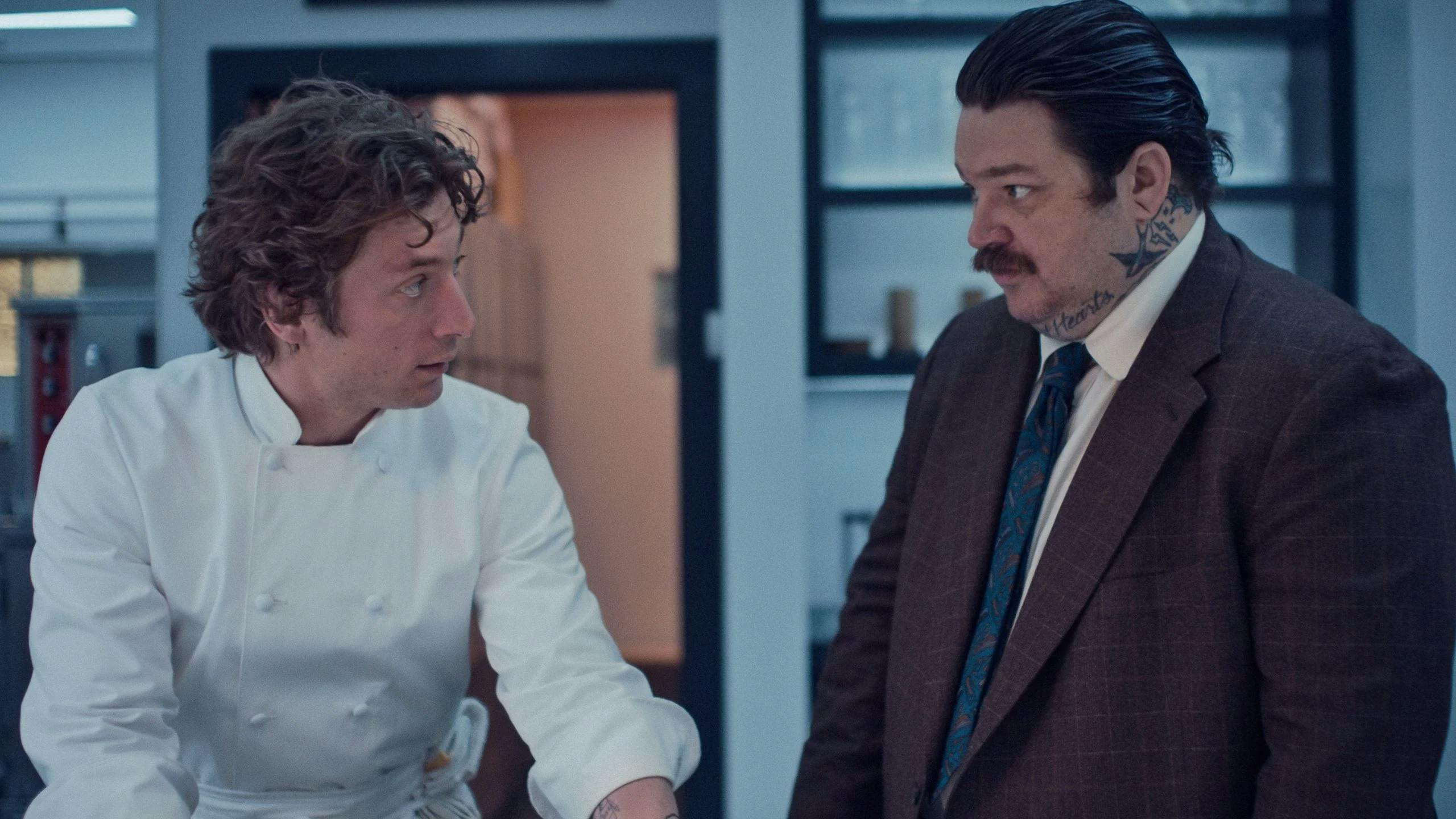 Jeremy Allen White som Carmy og Matty Matheson som den handy Neil Fak i 'The Bear'.