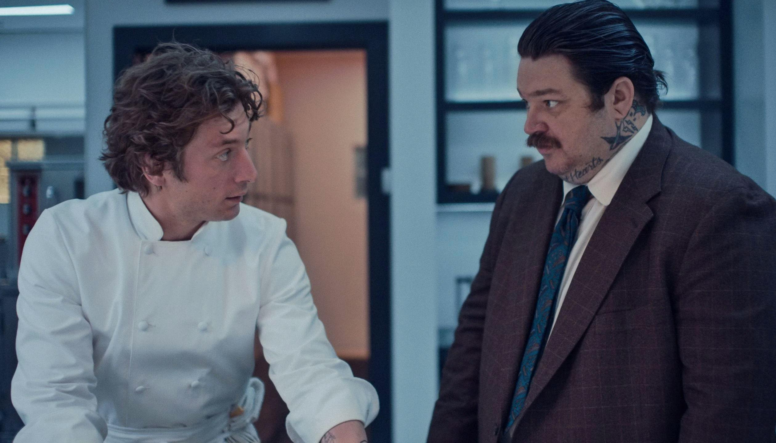 Jeremy Allen White som Carmy og Matty Matheson som den handy Neil Fak i 'The Bear'.