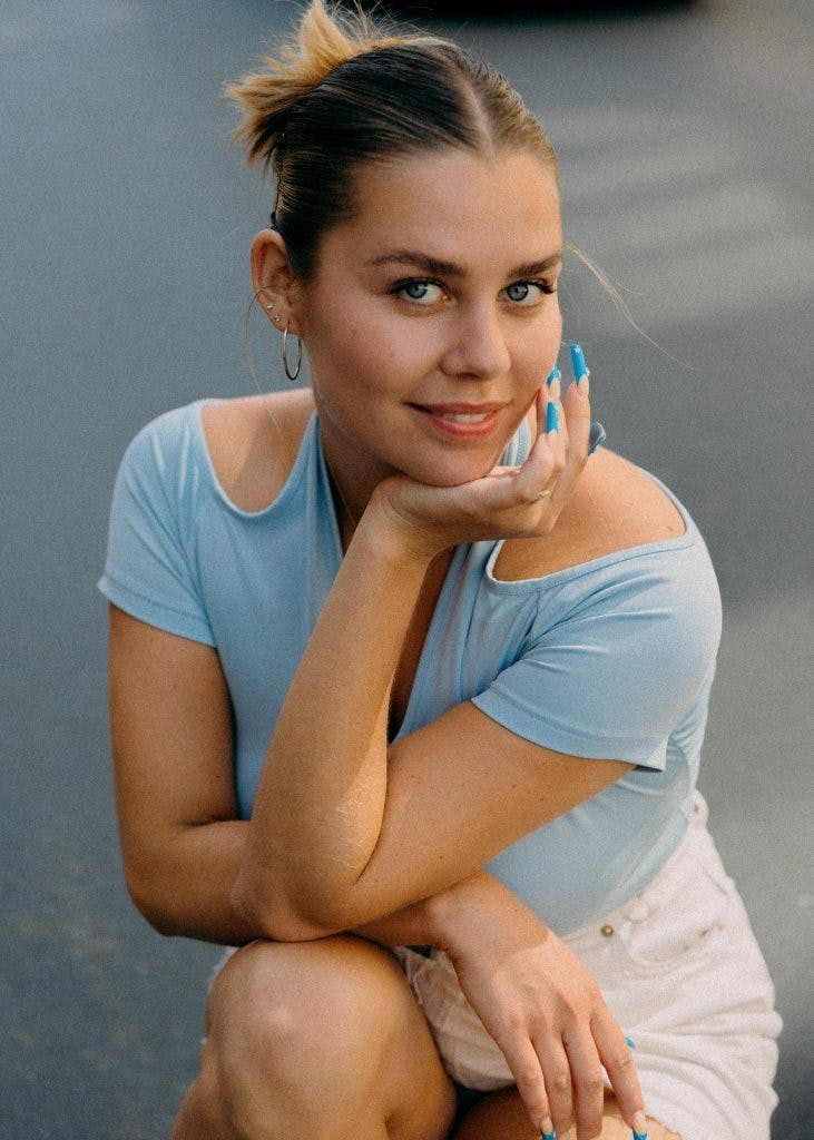 https://imgix.vielskerserier.dk/2025-04-14/rejsen-anna-lin-01-731x1024.jpg