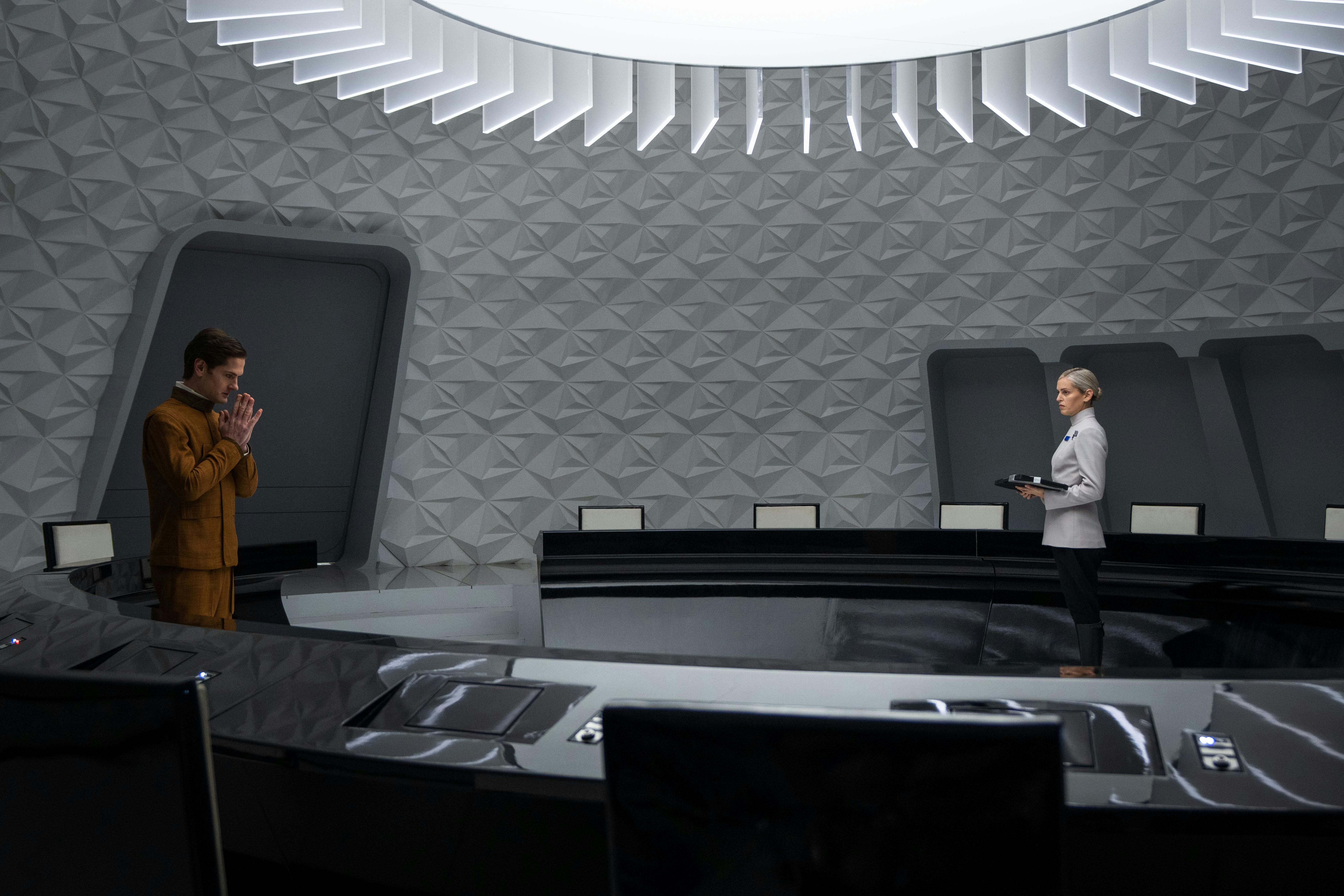 Syril Karn (Kyle Soller) and Dedra Meero (Denise Gough) ANDOR Sæson 2 anmeldelse