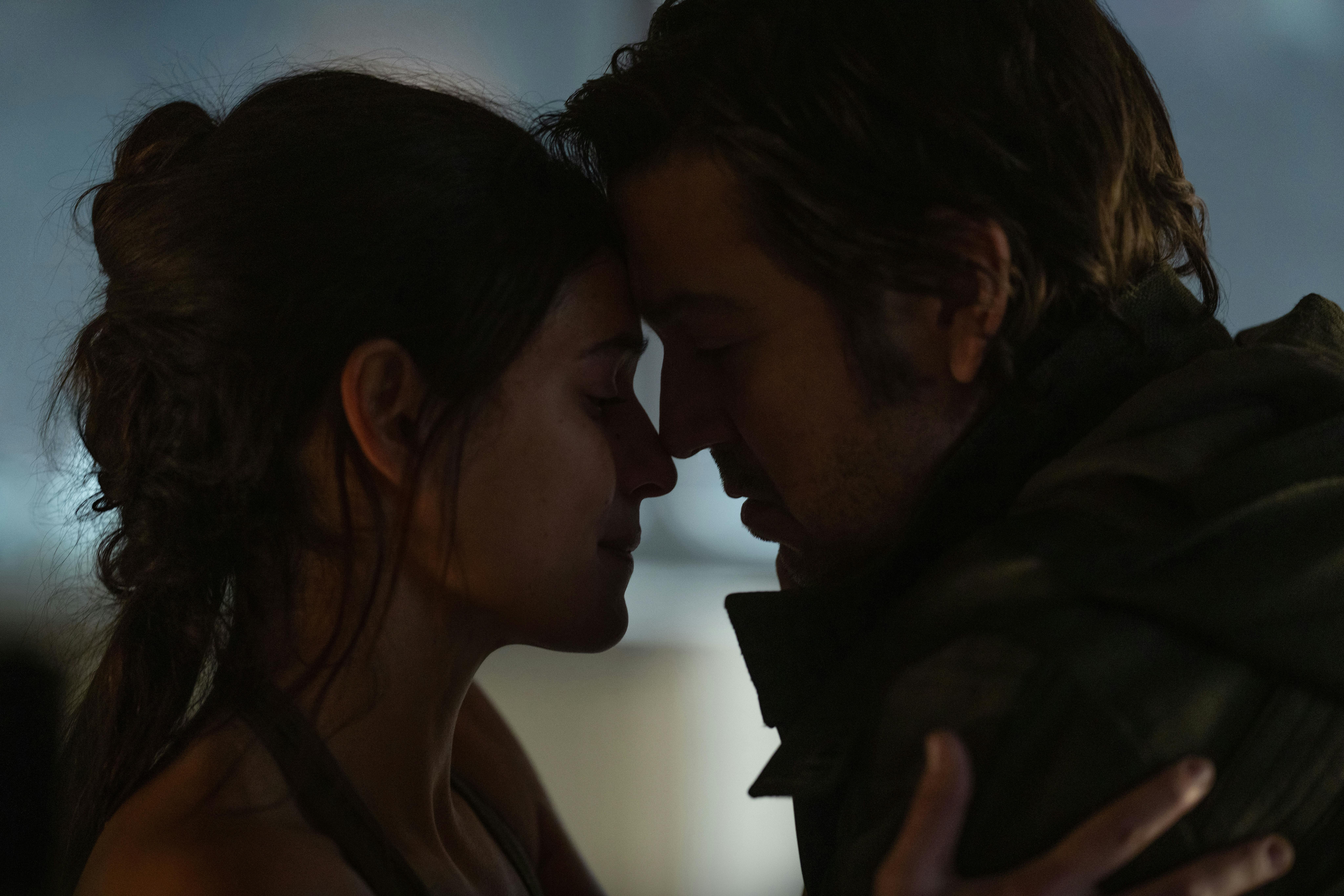 Bix Caleen (Adria Arjona) and Andor (Diego Luna) ANDOR Sæson 2 anmeldelse