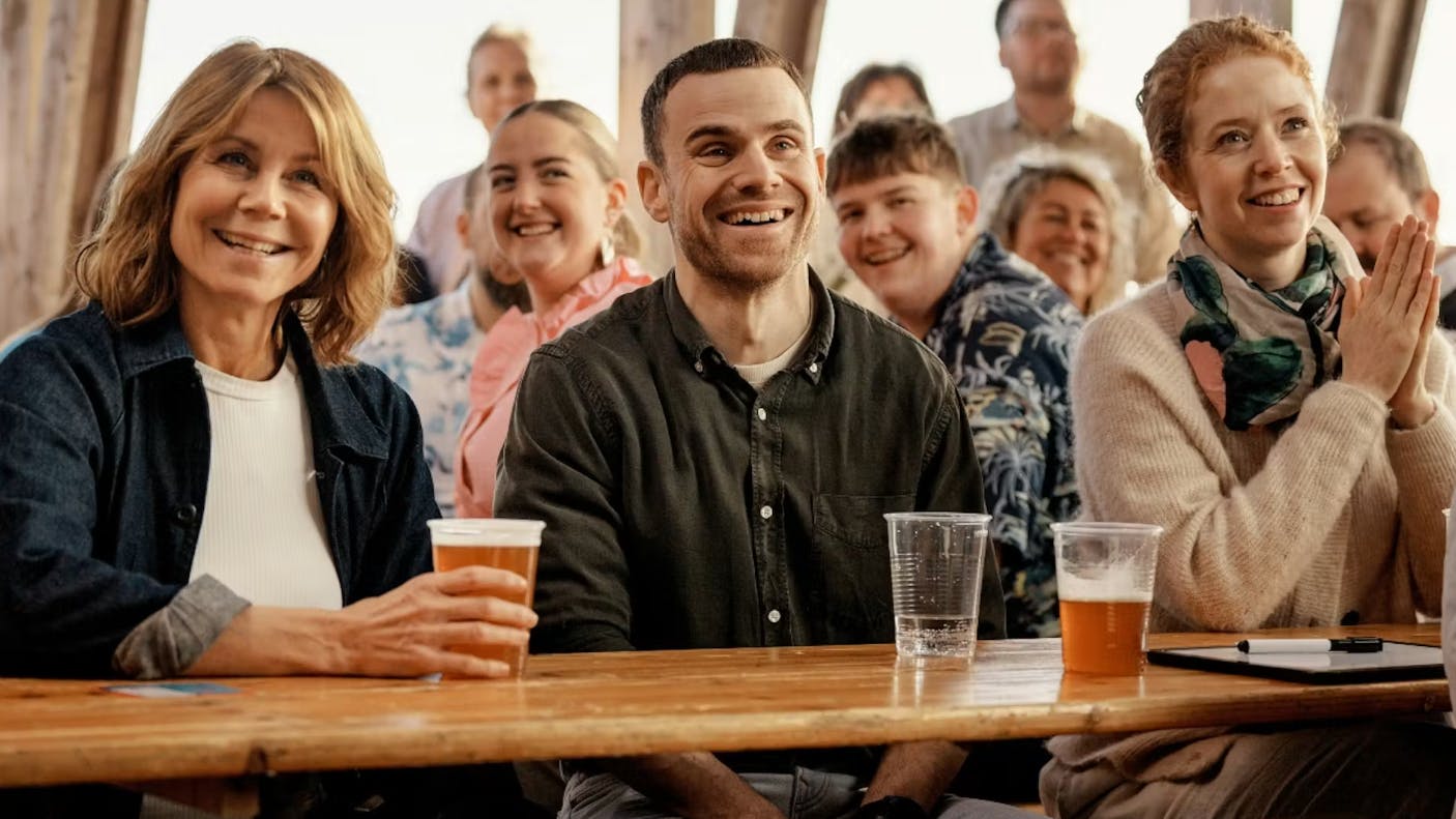Vennerne ser på mens Johannes (Anders Brink Madsen) deltager i Mr. Sild-konkurrencen