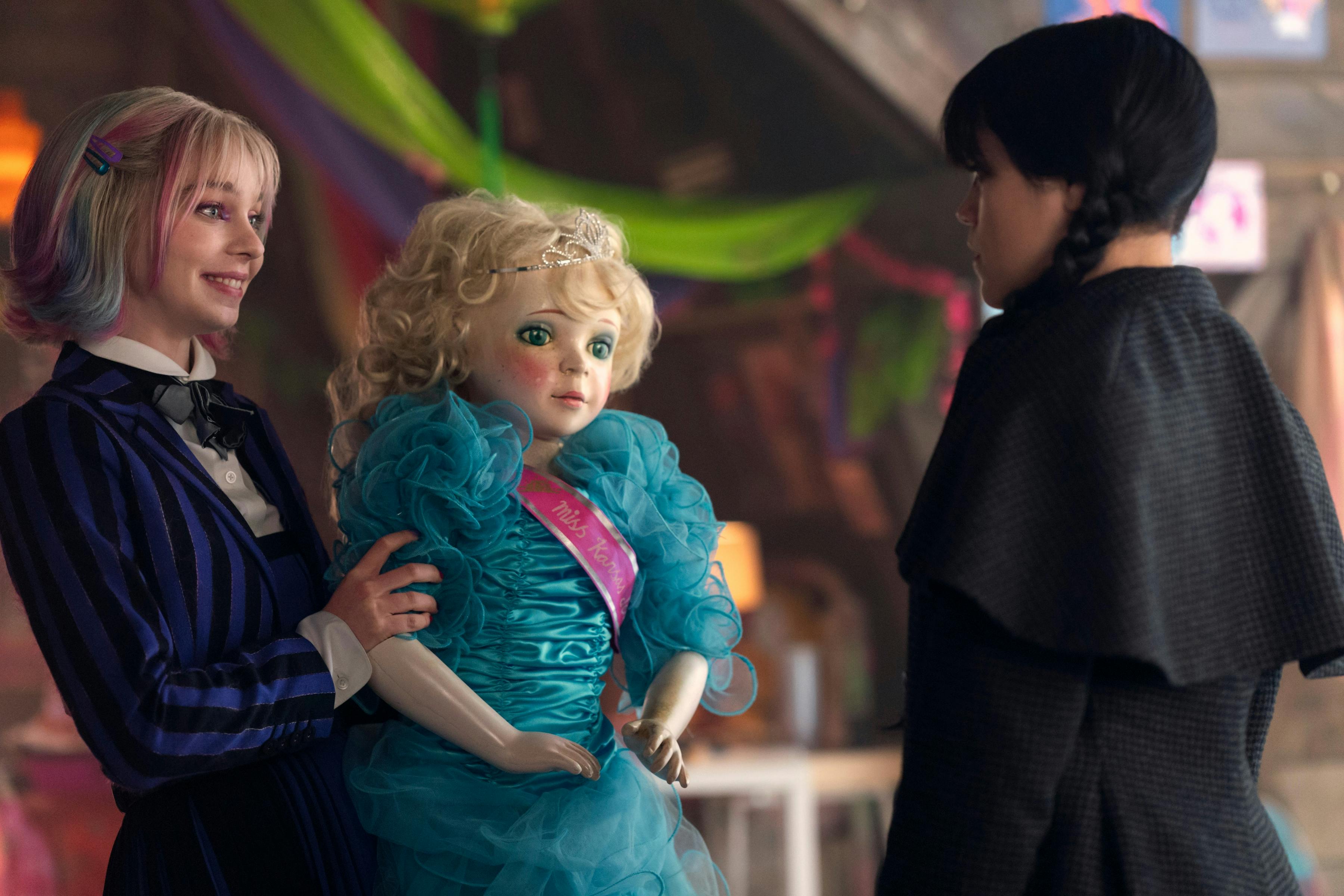Wednesday. (L to R) Emma Myers as Enid Sinclair, Jenna Ortega as Wednesday in episode 201 of Wednesday. Cr. Jonathan Hession/Netflix © 2025