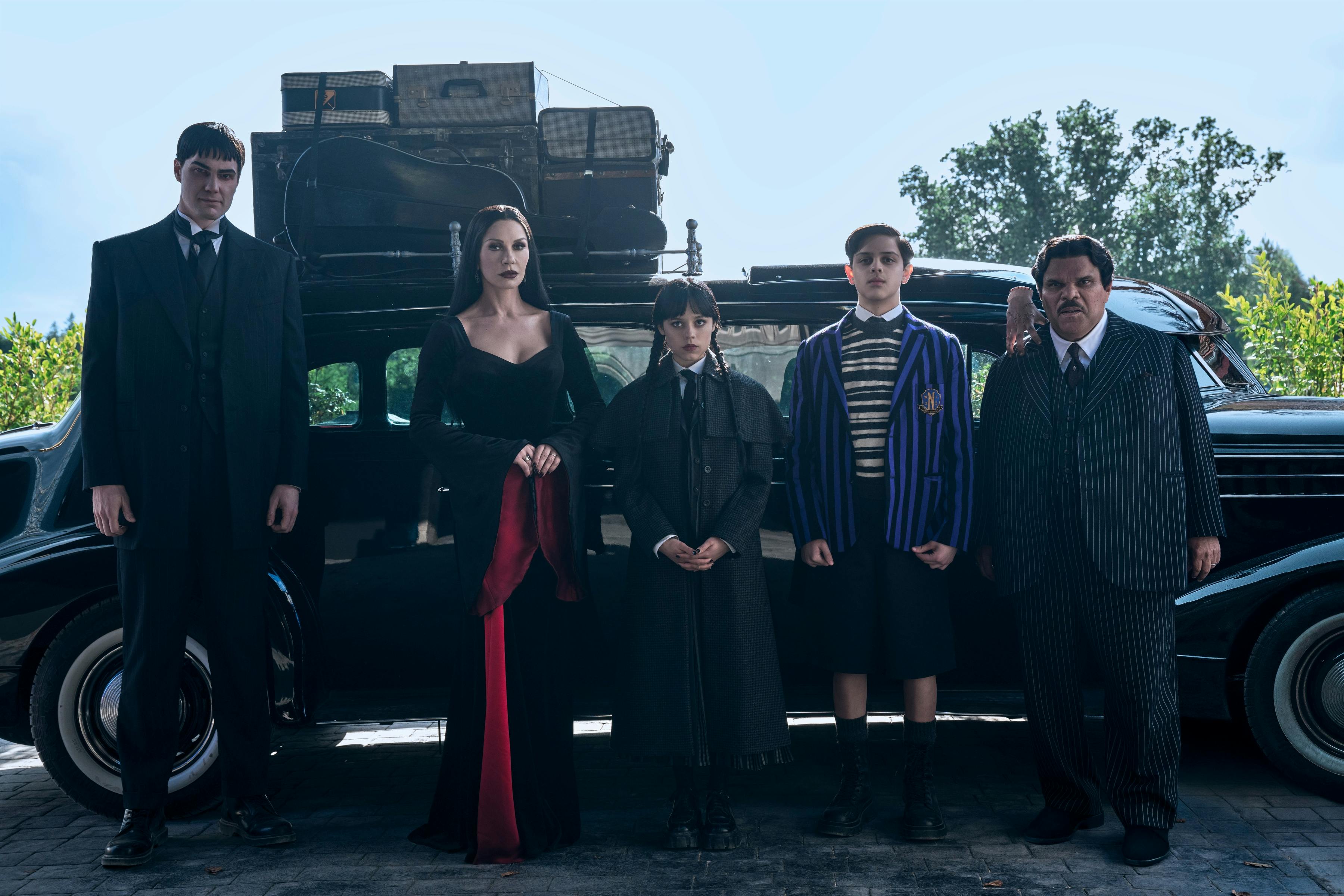 Joonas Suotamo som Lurch, Catherine Zeta-Jones som mor Morticia Addams, Jenna Ortega som Wednesday, Isaac Ordonez som Pugsley Addams, husvennen Thing, Luis Guzmán som far Gomez Addams.