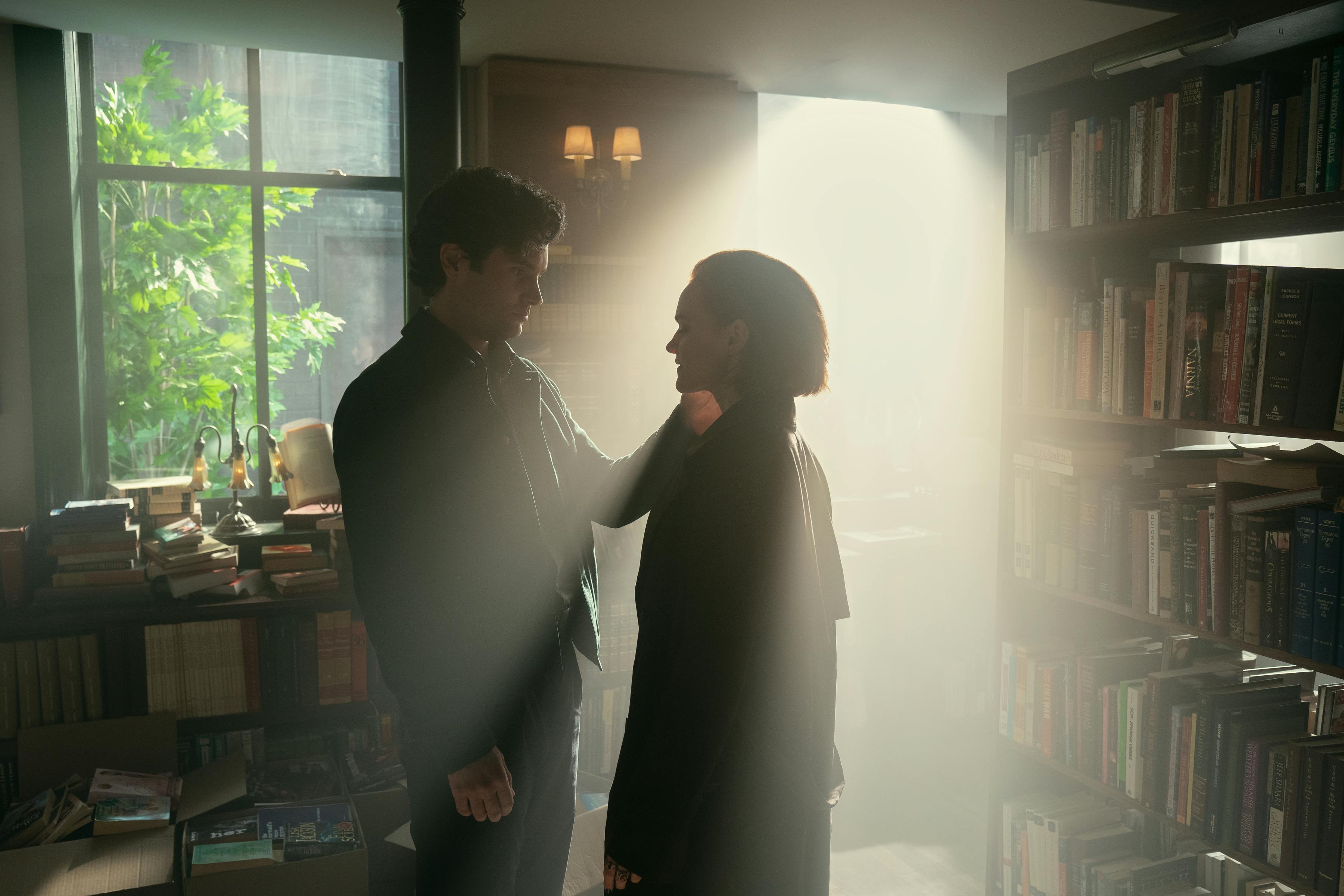 You sæson 5 Penn Badgley Joe Goldberg, Madeline Brewer Bronte anmeldelse