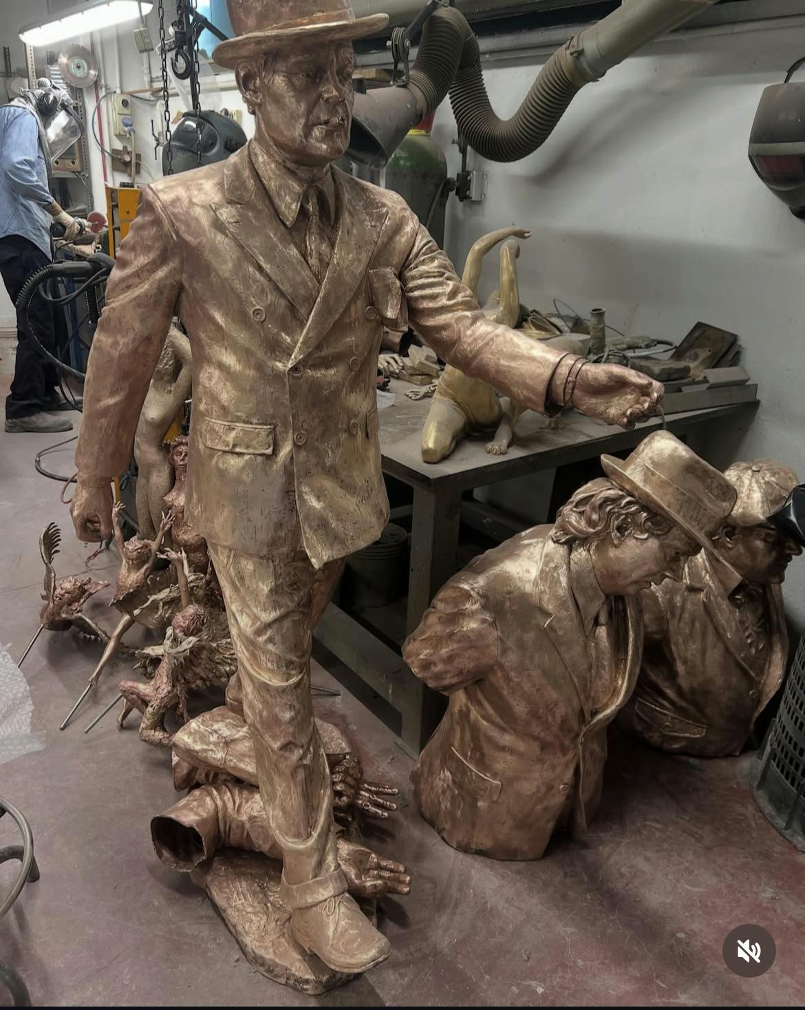 Olsen Banden Statuen er støbt i bronze i Firenze. Her er den ved at blive samlet. 