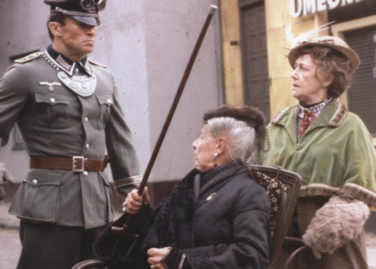 Fru Fernando Møhge gør sit for at holde Danmark fri for tysken i 'Matador'