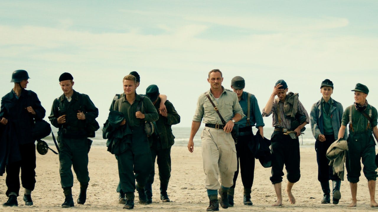 Den danske sergent, Carl Leopold Rasmussen (Roland Møller), har kommandoen over den tyske mine-deling