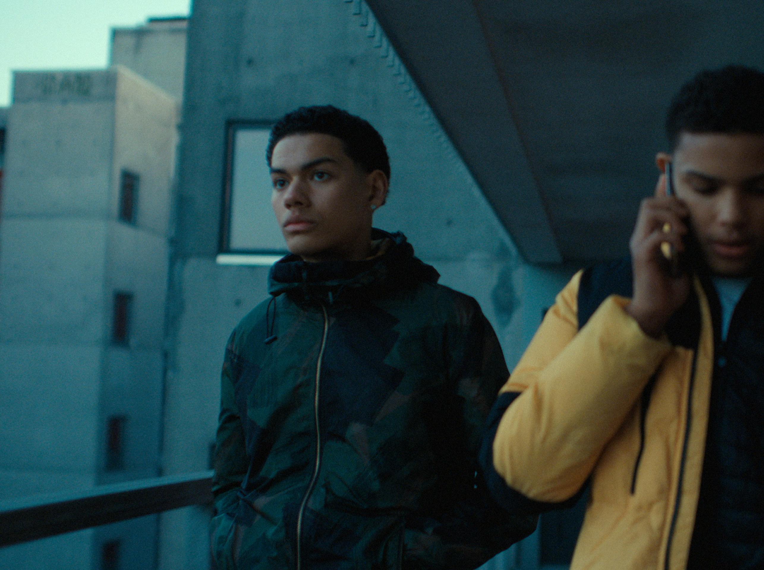 peak anmeldelse samuel haastrup eze kaj erie