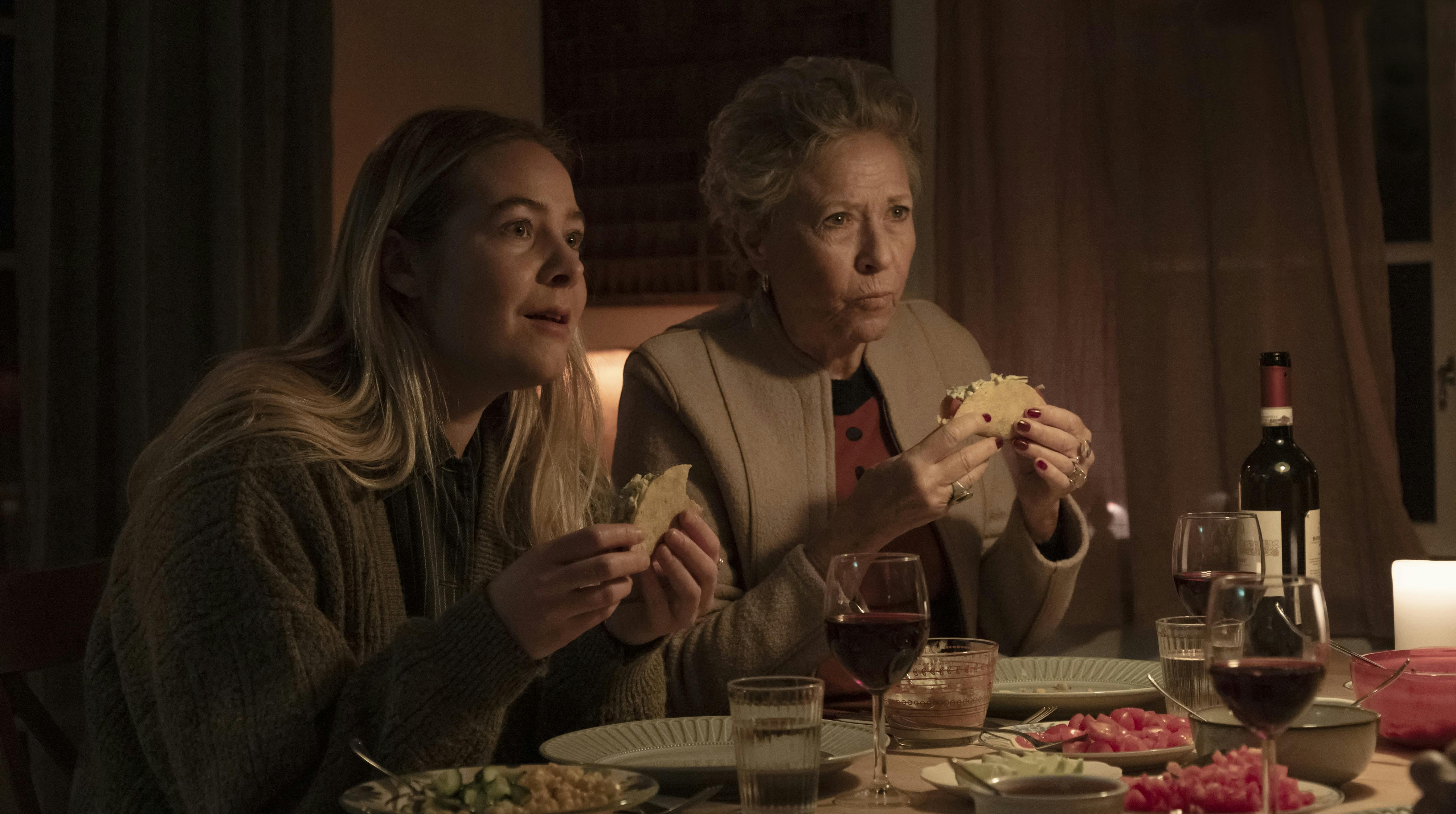 Birthe Neumann og Freja Klint Sandberg i 'Ingen kære mor'