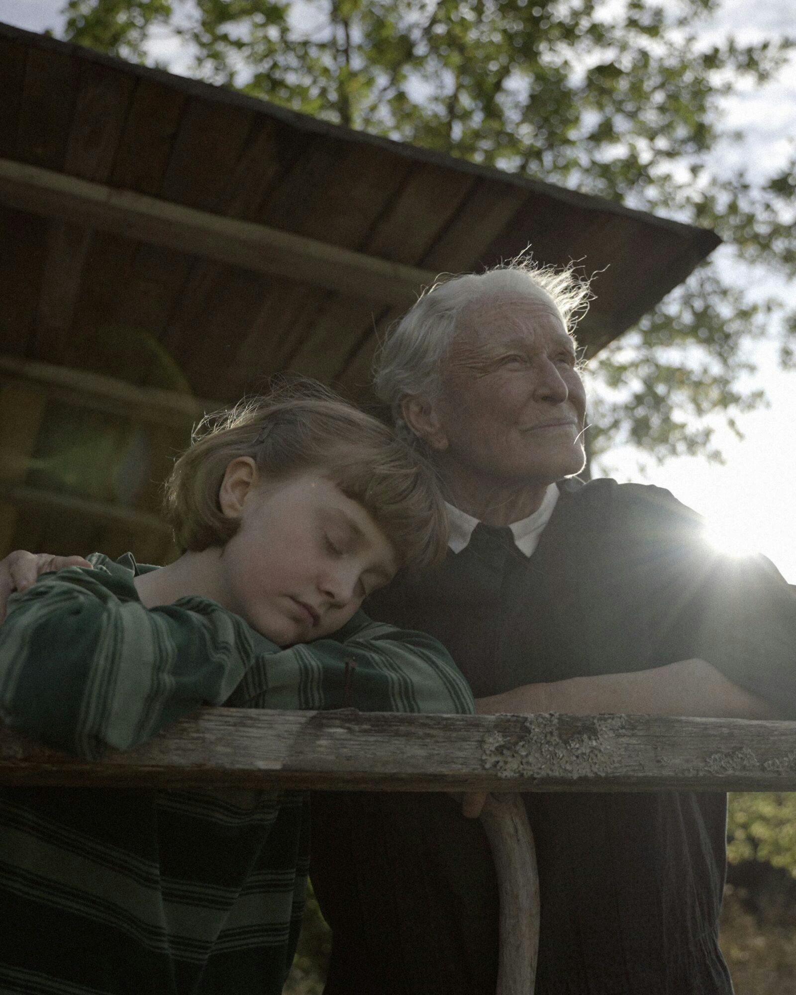 Emily Matthews og Glenn Close i 'Sommerbogen'