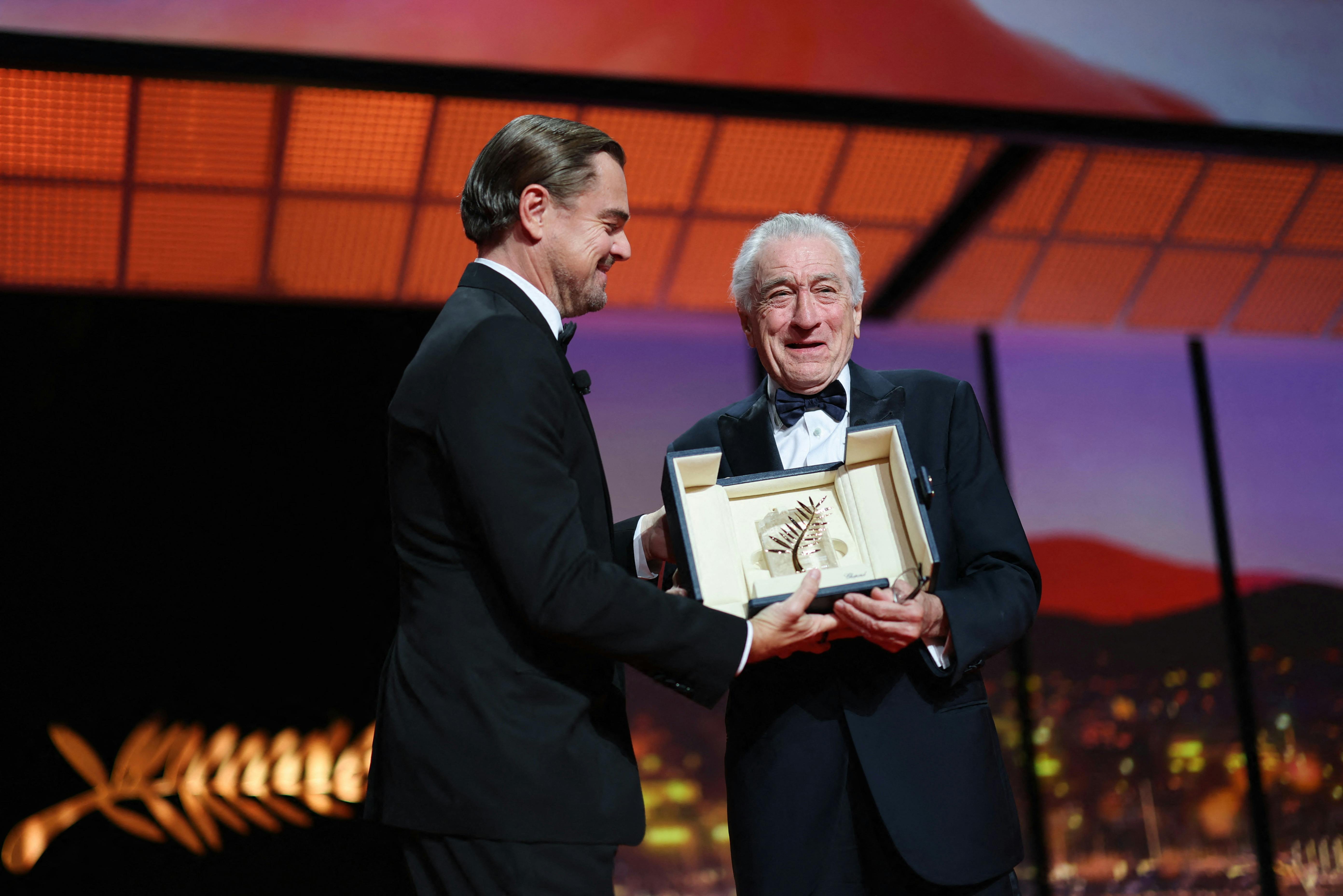 Robert De Niro modtager Den Gyldne Ærespalme ved åbningsceremonien af årets Cannes Film fra Leonardo DiCaprio