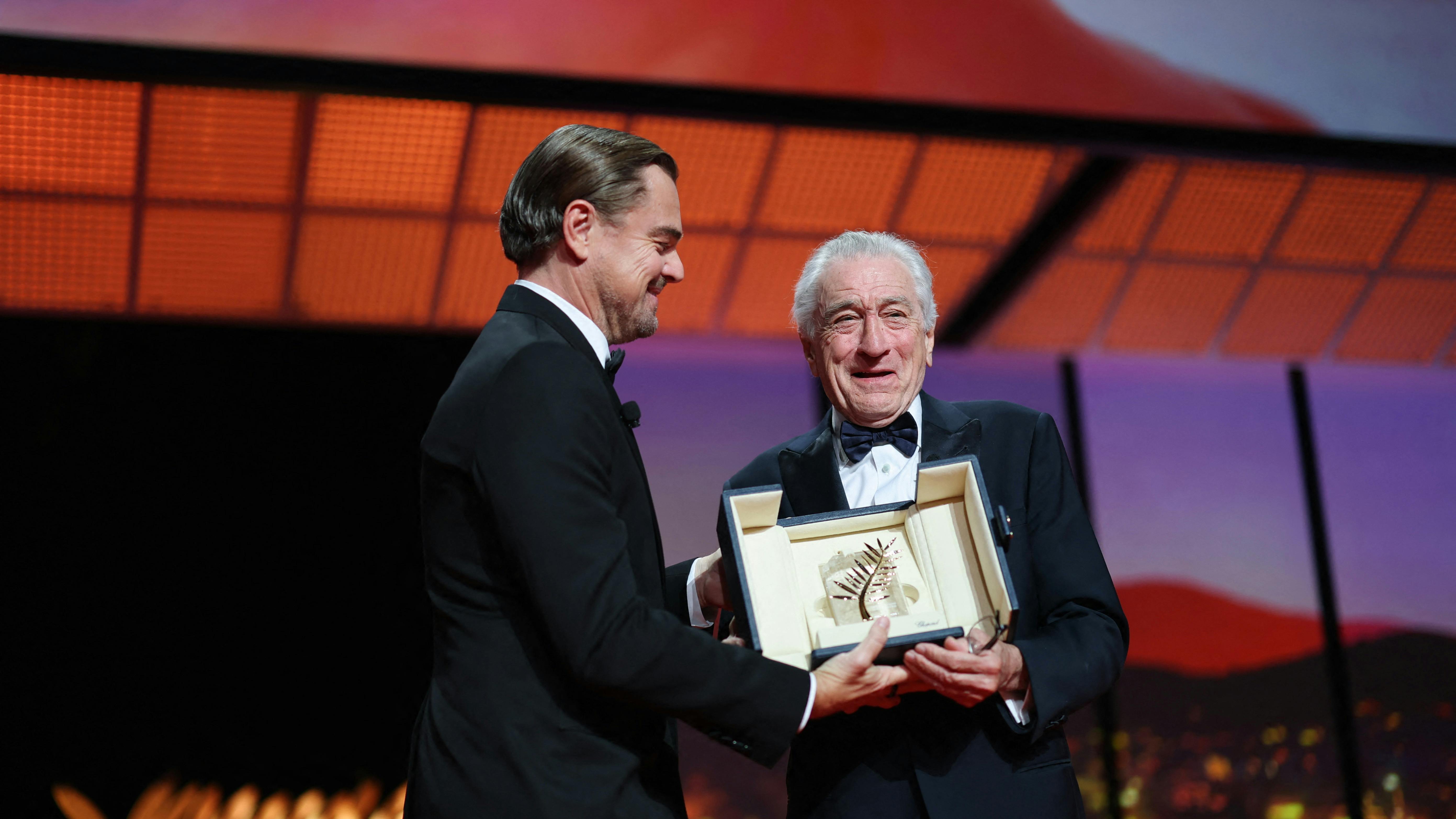 Robert De Niro modtager Den Gyldne Ærespalme ved åbningsceremonien af årets Cannes Film fra Leonardo DiCaprio