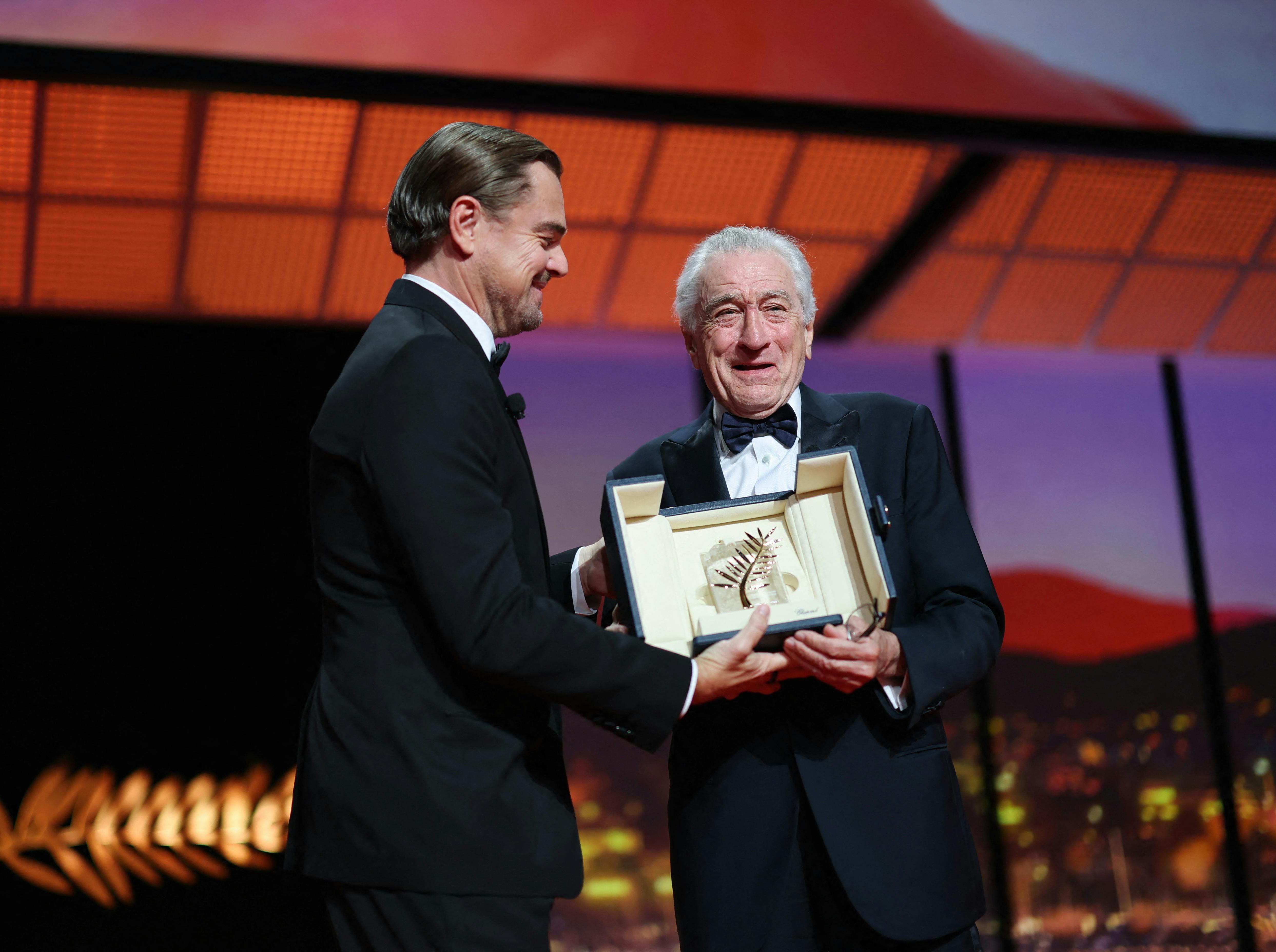 Robert De Niro modtager Den Gyldne Ærespalme ved åbningsceremonien af årets Cannes Film fra Leonardo DiCaprio