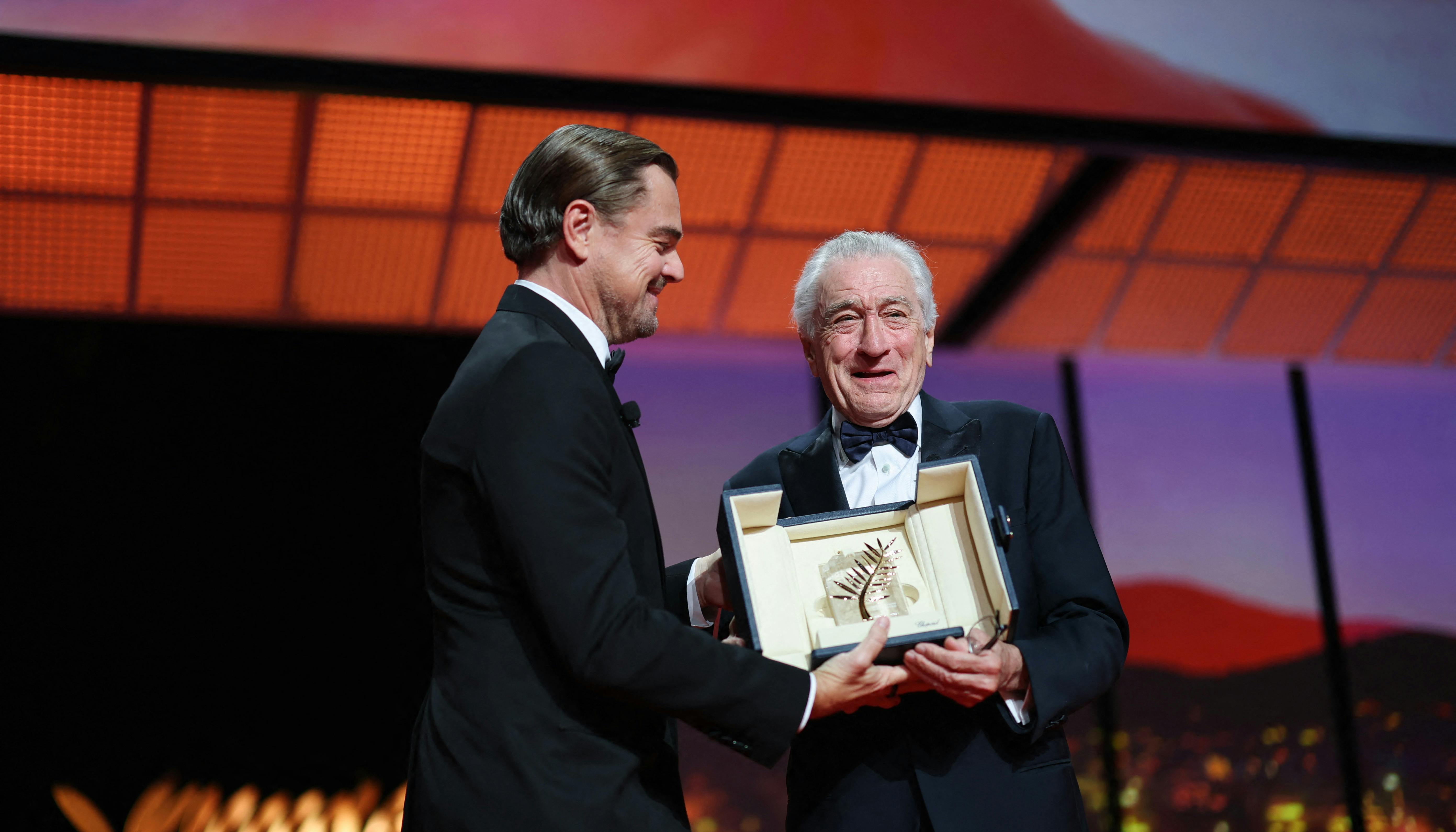 Robert De Niro modtager Den Gyldne Ærespalme ved åbningsceremonien af årets Cannes Film fra Leonardo DiCaprio