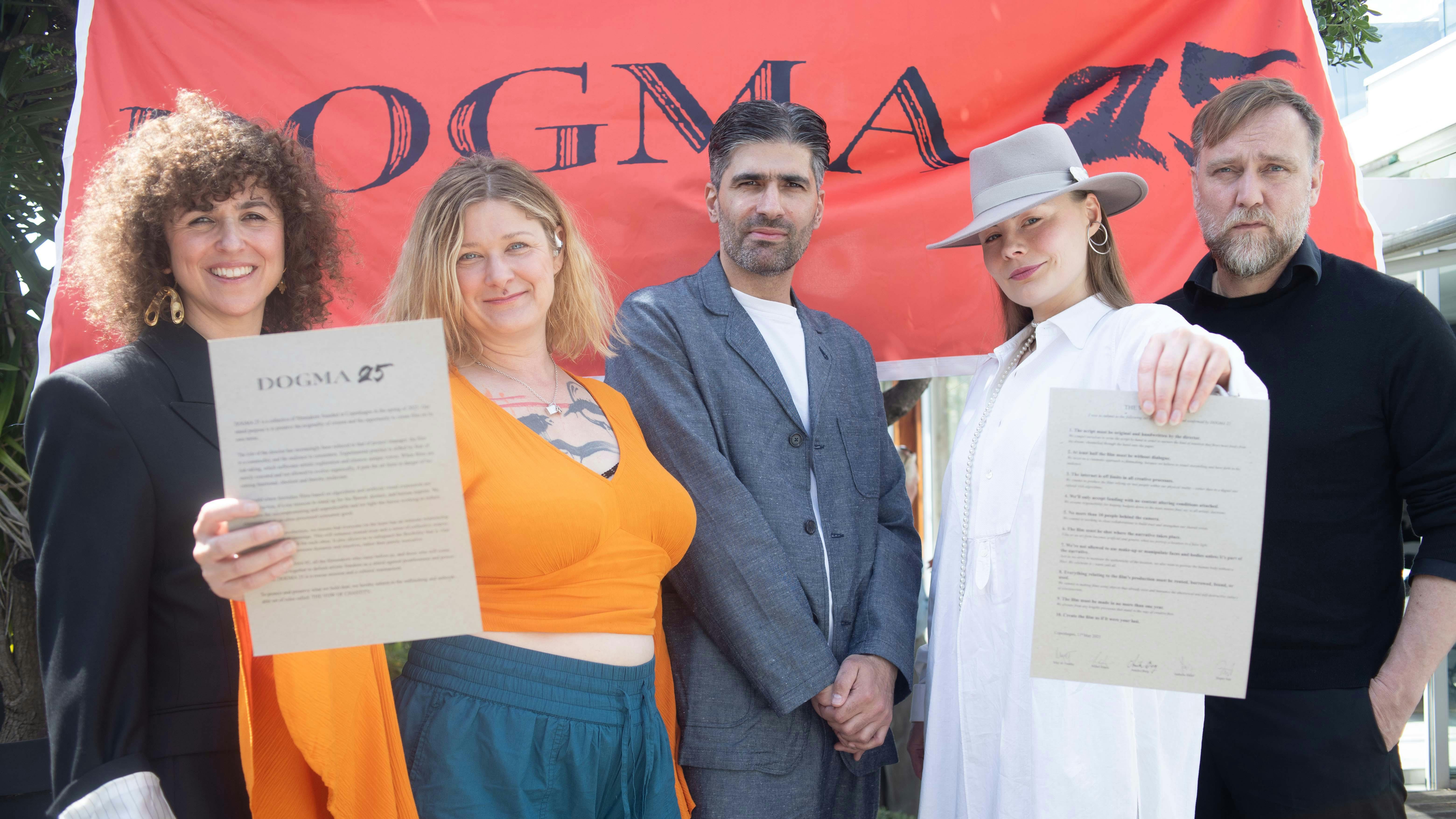 De fem nye dogmesøskende May el-Toukhy, Isabella Eklöf, Milad Alami, Annika Berg og Jesper Just efter pressekonferencen i Cannes lørdag