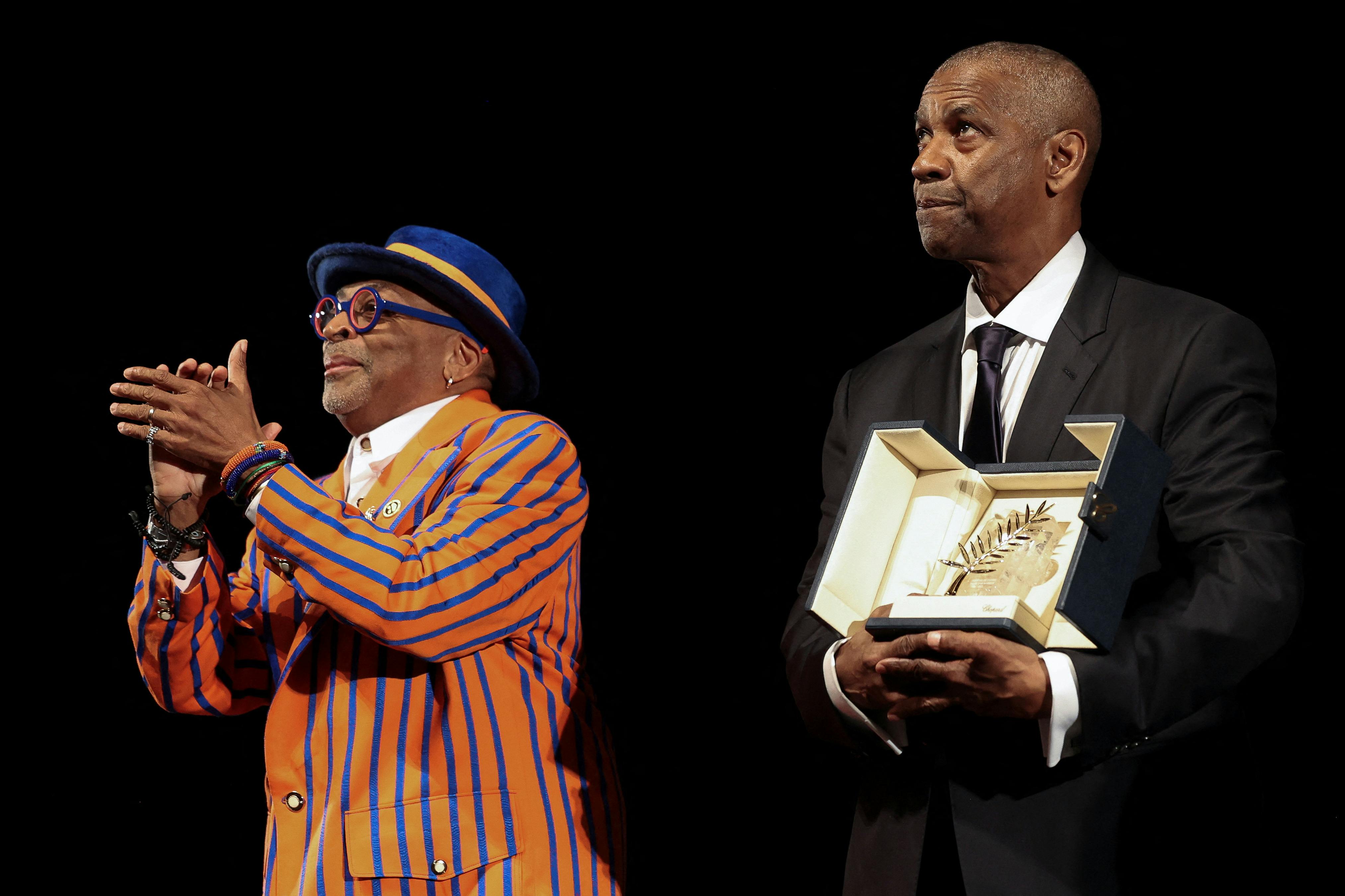 Spike Lee overrækker Denzel Washington en æres-Palme d’Or.
