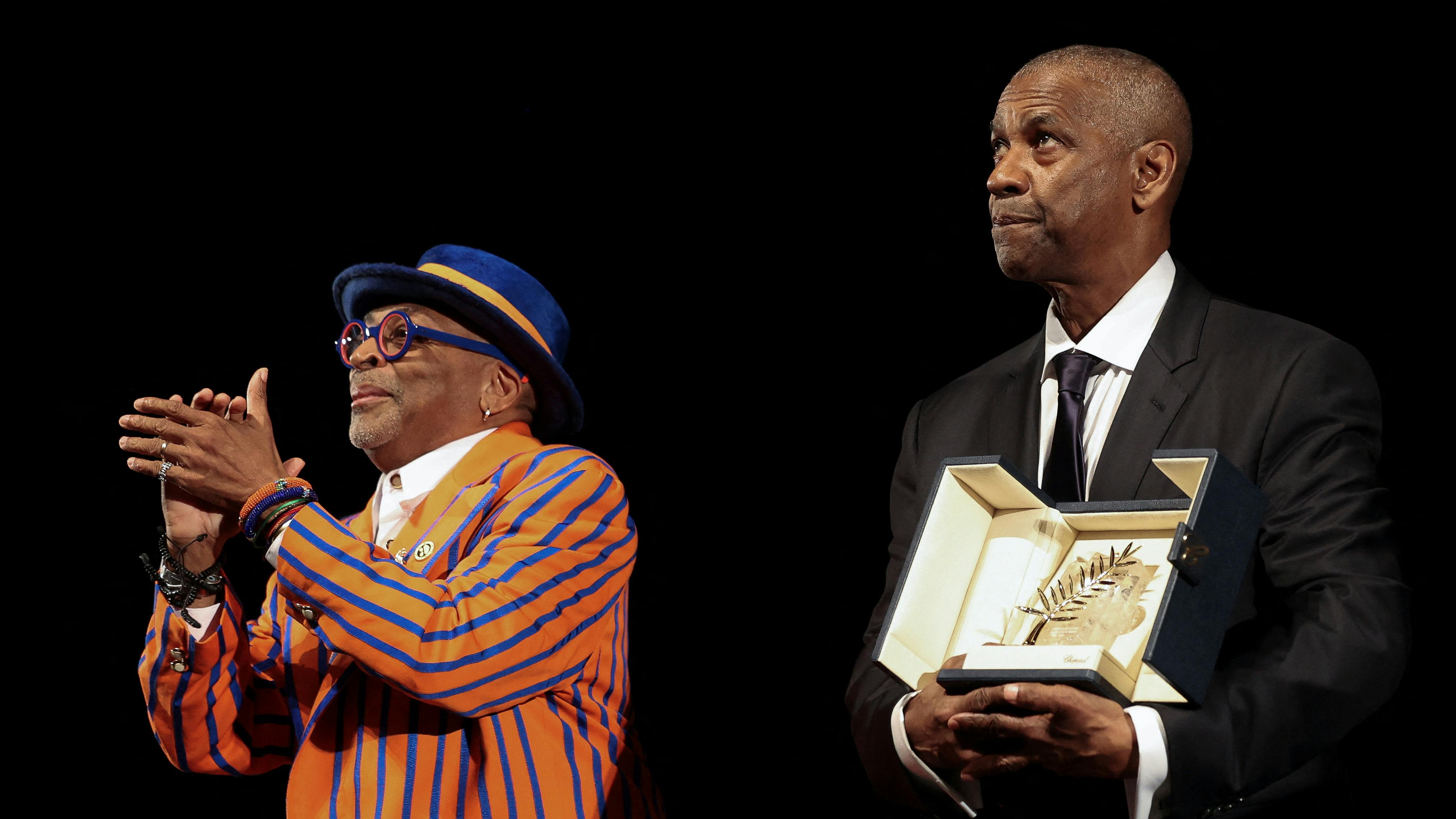Spike Lee overrækker Denzel Washington en æres-Palme d’Or.