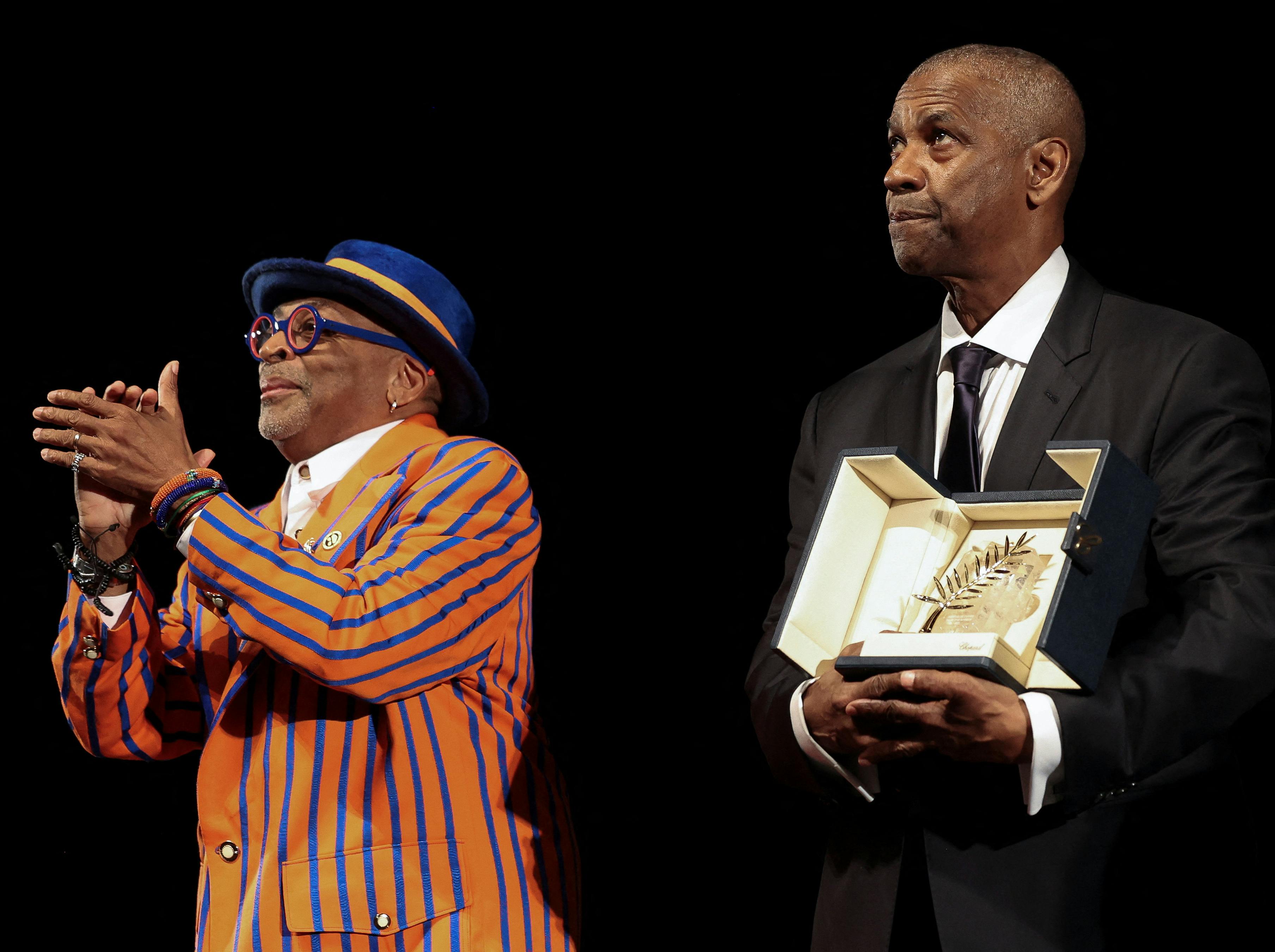 Spike Lee overrækker Denzel Washington en æres-Palme d’Or.