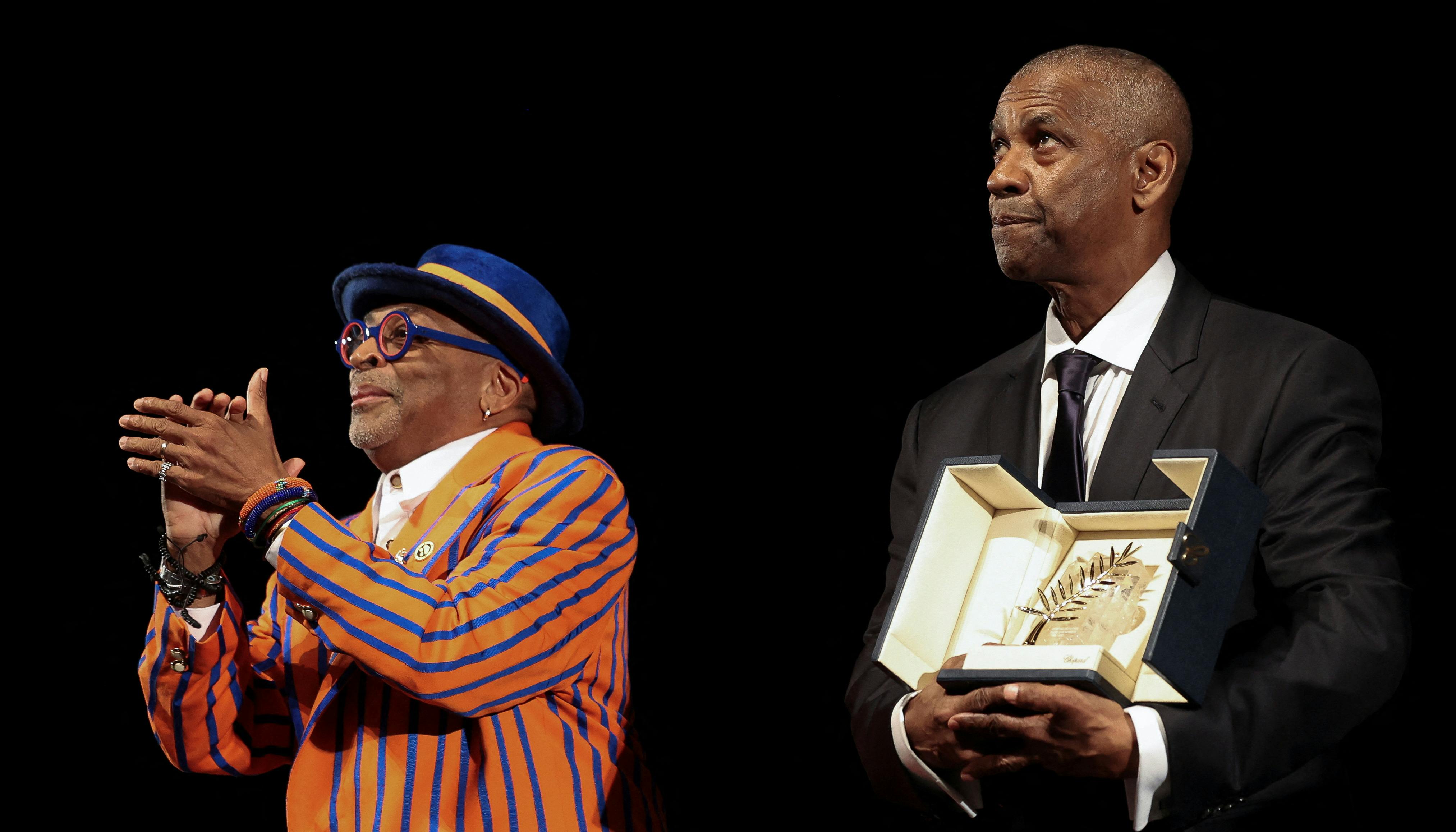 Spike Lee overrækker Denzel Washington en æres-Palme d’Or.