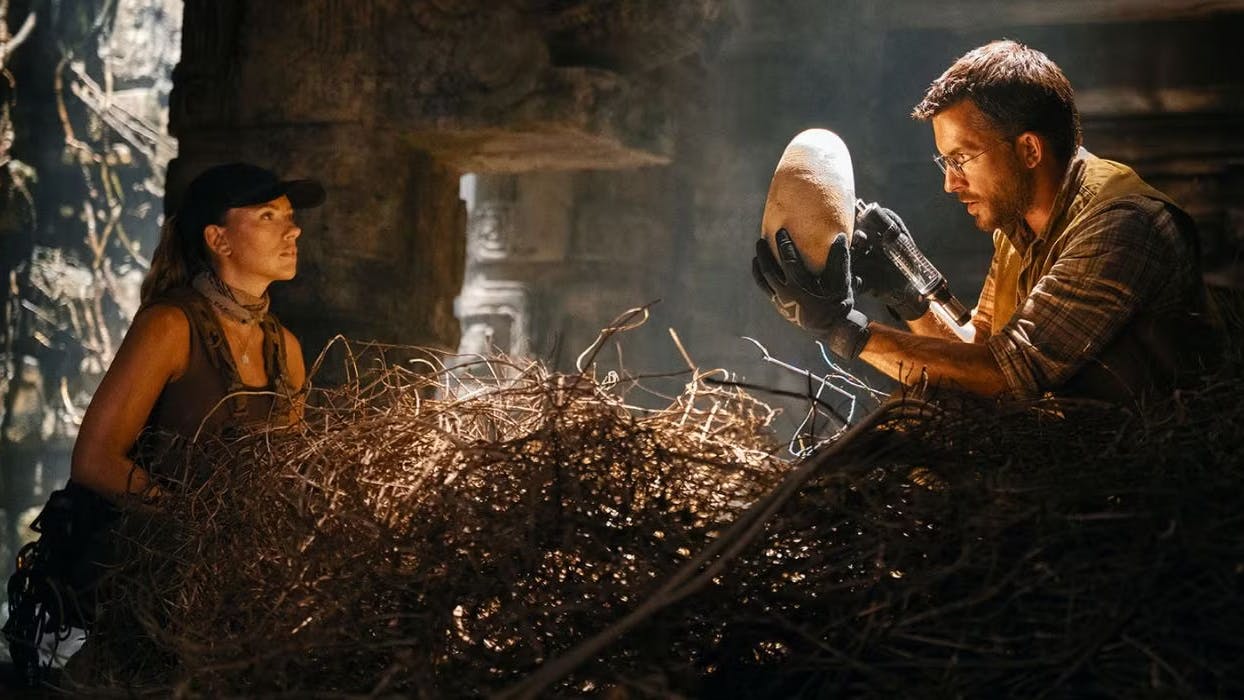 Scarlett Johansson og Jonathan Bailey i 'Jurassic World: Rebirth'