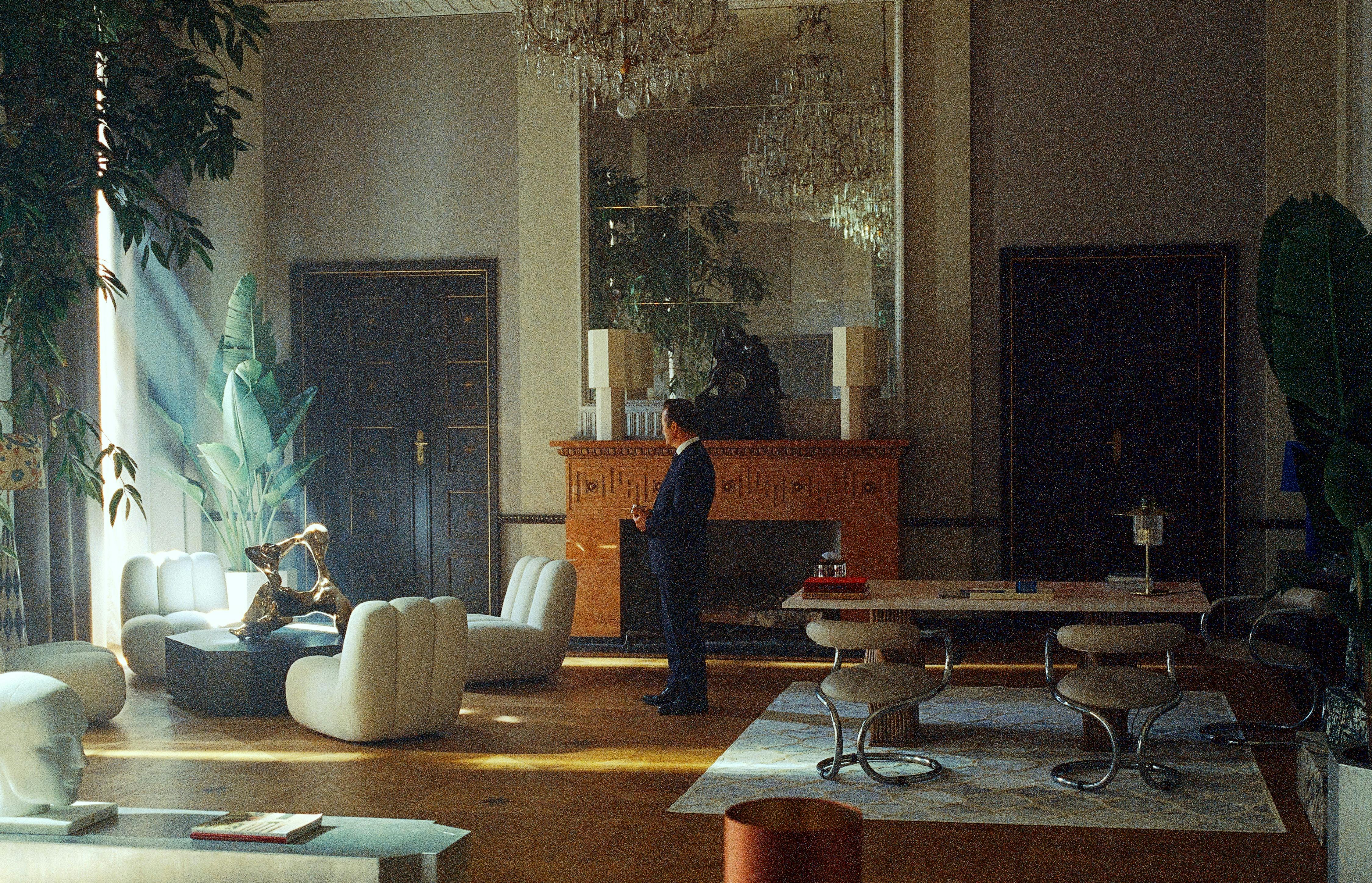 Lars Ranthe vandrer hjemmevant rundt i rollen som Rasmus.