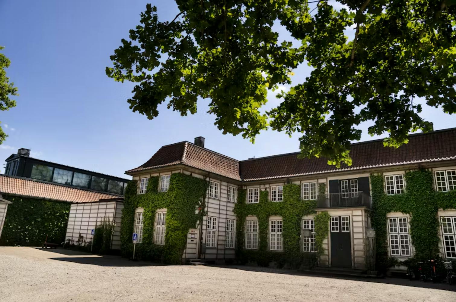 Ordrupgaard museet i Charlottenlund bliver i 'Reservatet' filmet, så man ikke ser skiltene om handicapparkering.