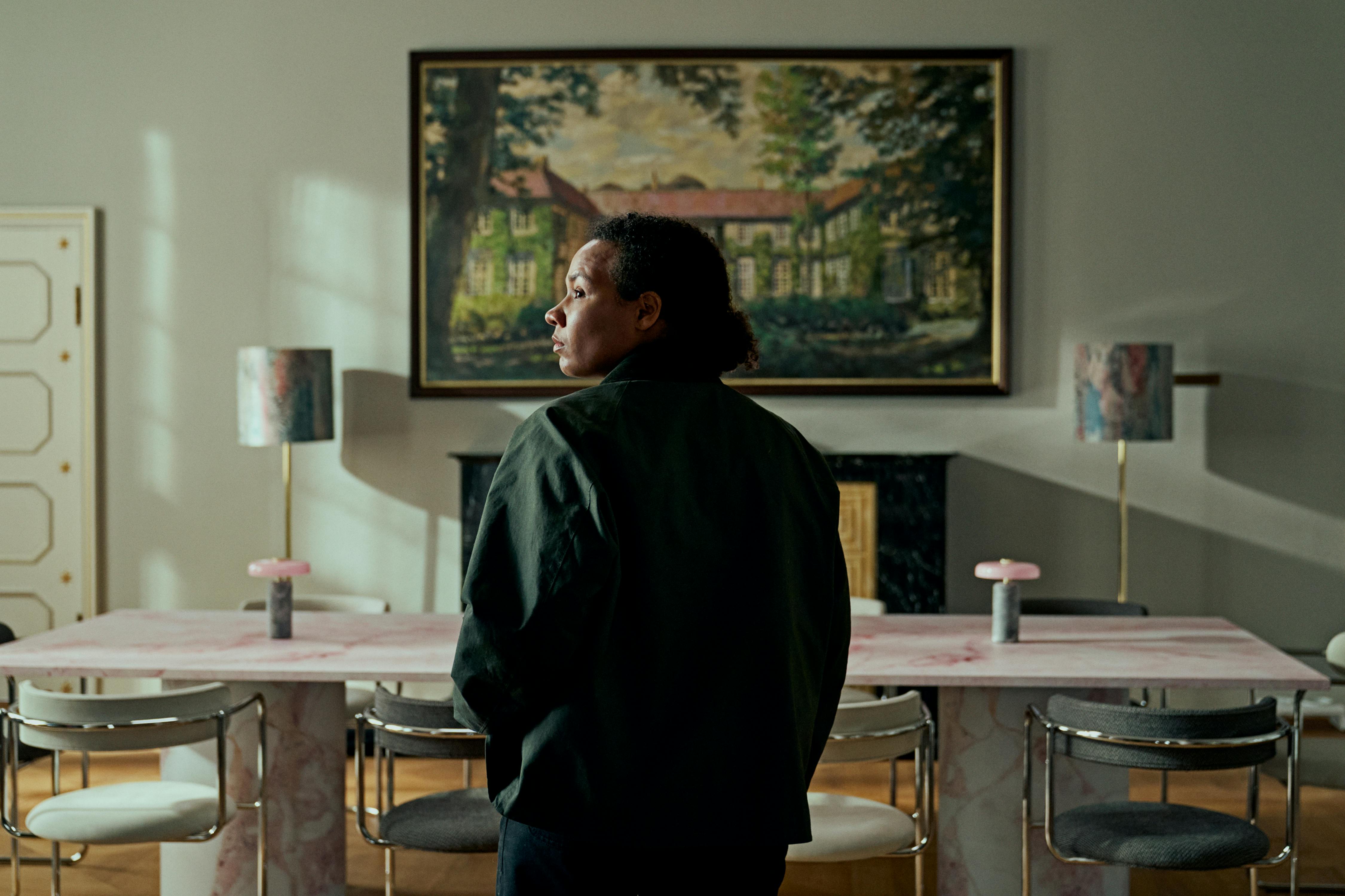 Sara Fanta Traore besøger familien i rollen som betjent Aicha Petersen.