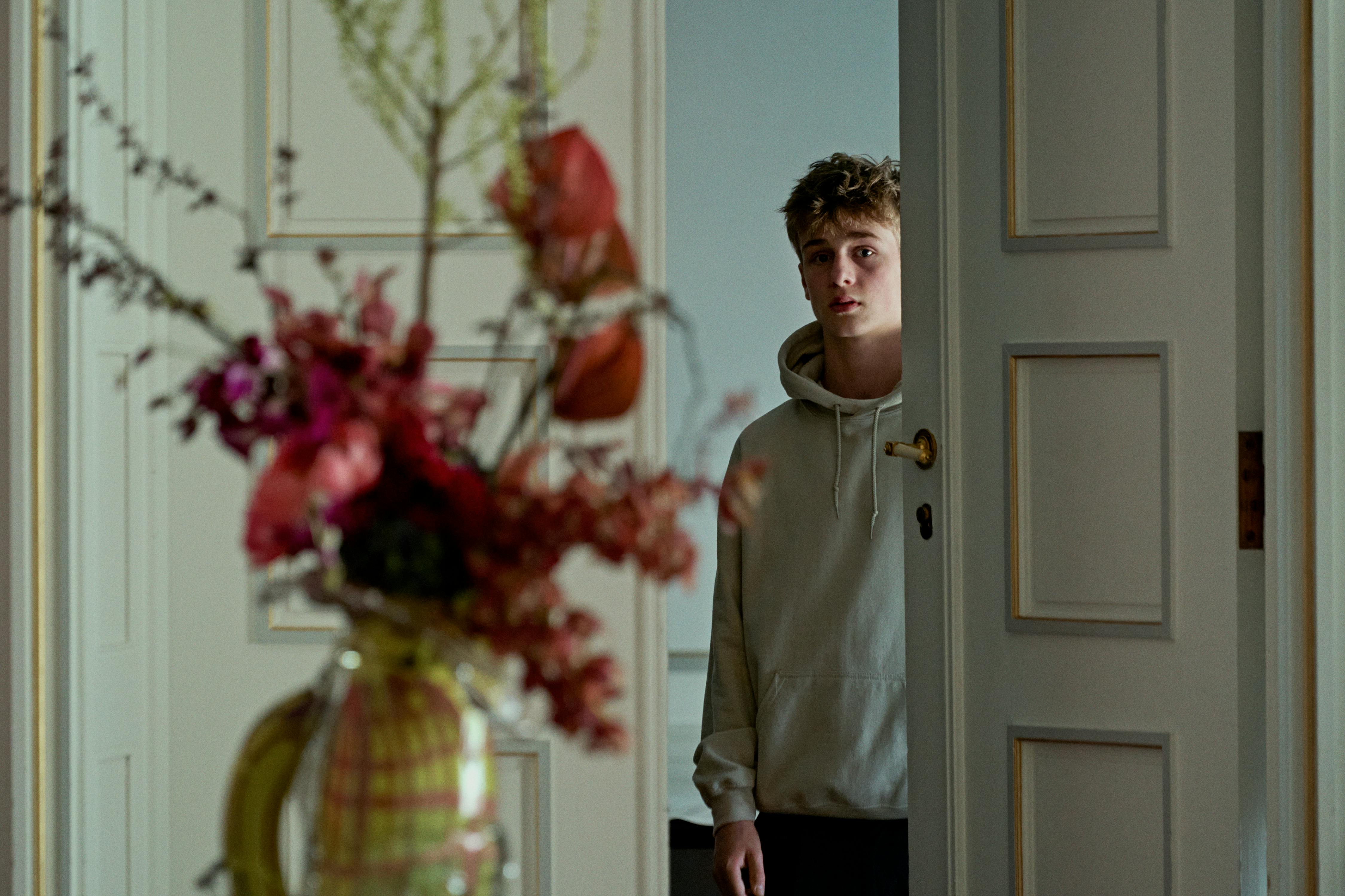 Frode Bilde Rønsholt spiller rollen som Oscar, der bor i rigmandsghettoen. Dørene her sidder formentlig i Danmarks Rederiforenings lokaler