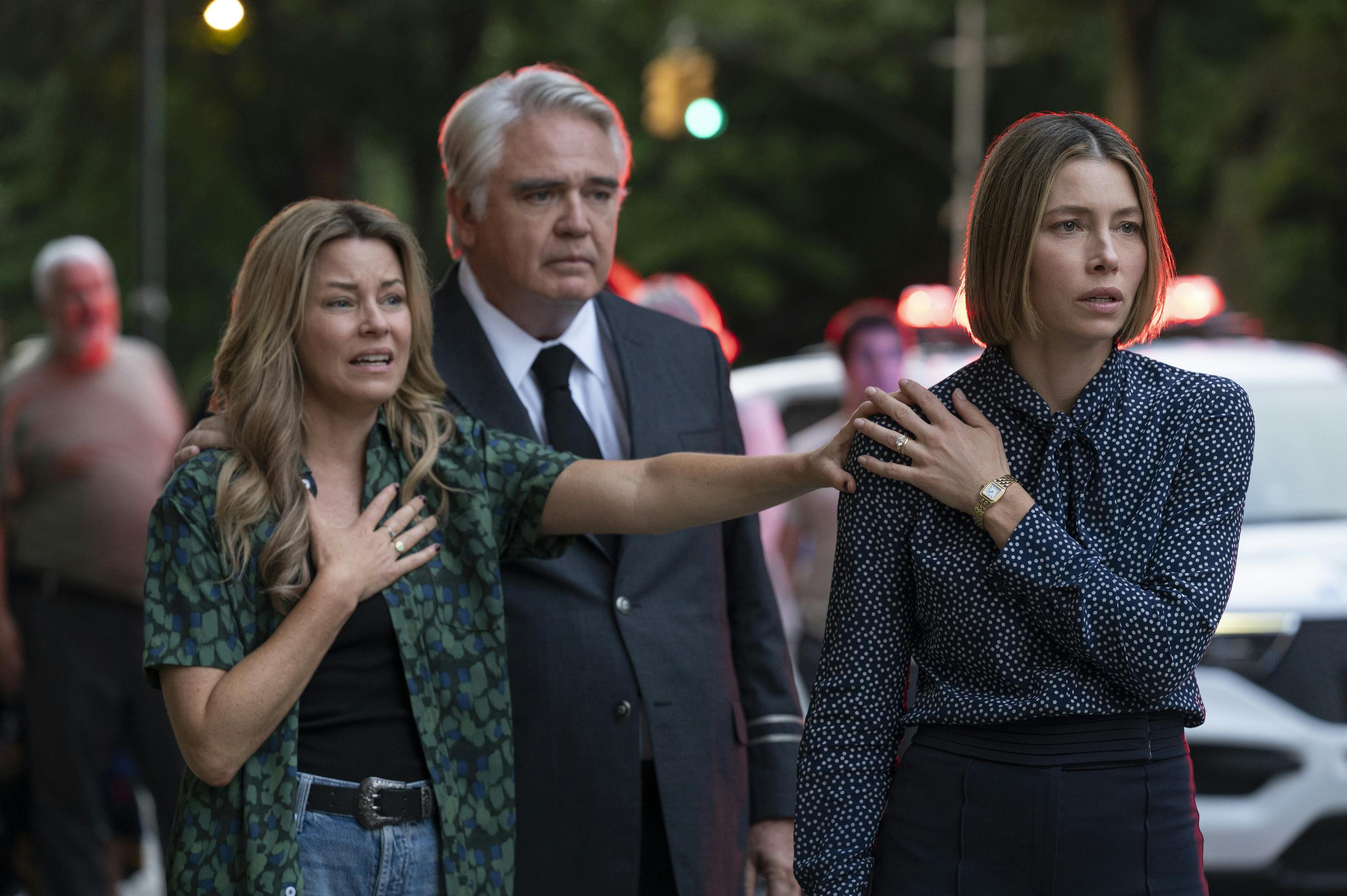 Elizabeth Banks, Jessica Biel michael harney the better sister anmeldelse