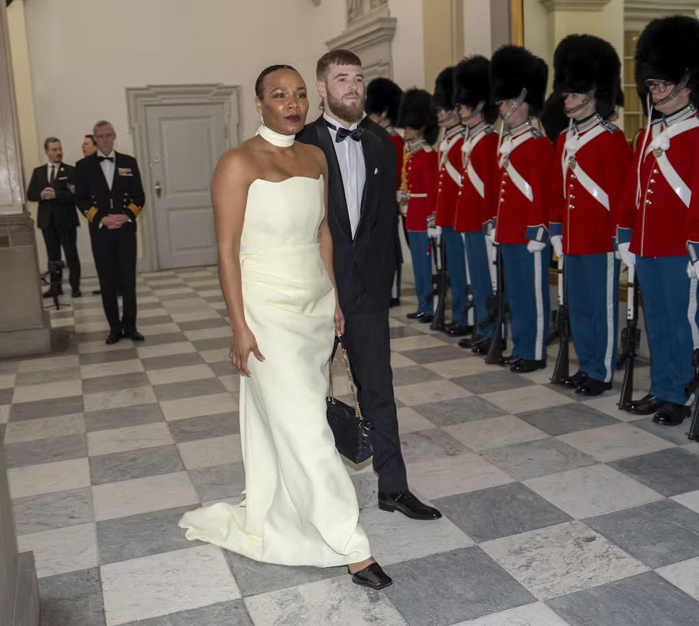 Sara Fanta Traore og gemalen Rasmus Blad Bjørkvad ved kongeparrets aftenselskab for kunst og kultur på Christiansborg i februar. Saras kjole er designet af Soeren Le Schmidt.
