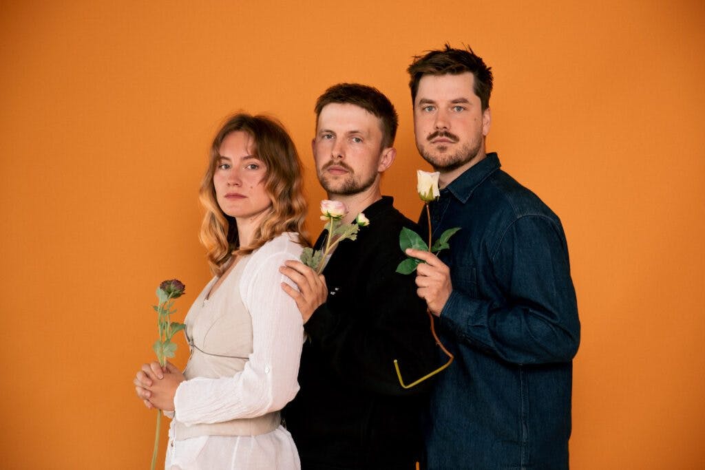 Sofie, Simon og Sebastian rapporterer live fra livskrisen i ‘Hvad skal der ske med os?’.