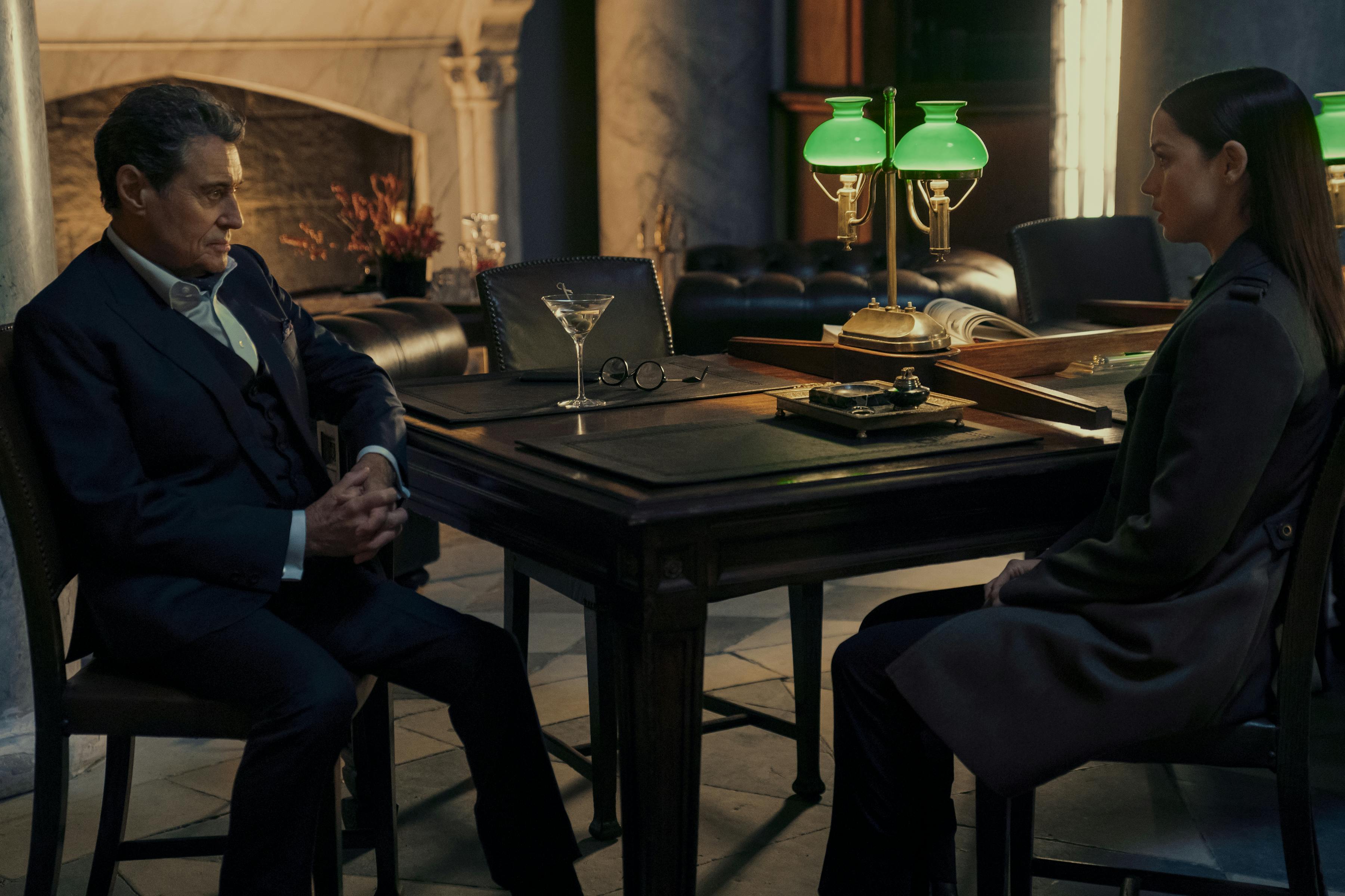 Ian McShane as Winston and Ana de Armas as Eve in Ballerina anmeldelse