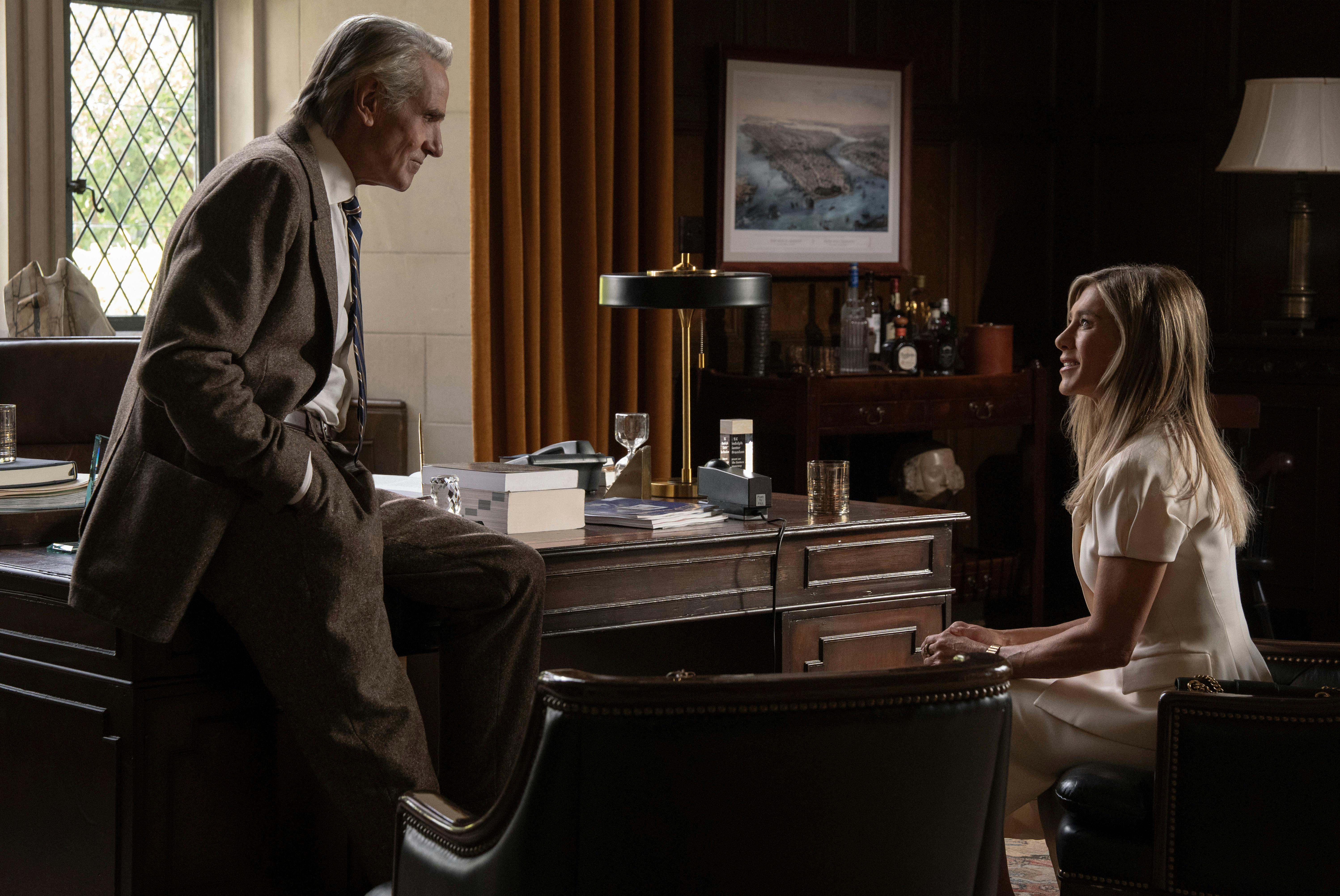 Jeremy Irons og Jennifer Aniston i 'The Morning Show'