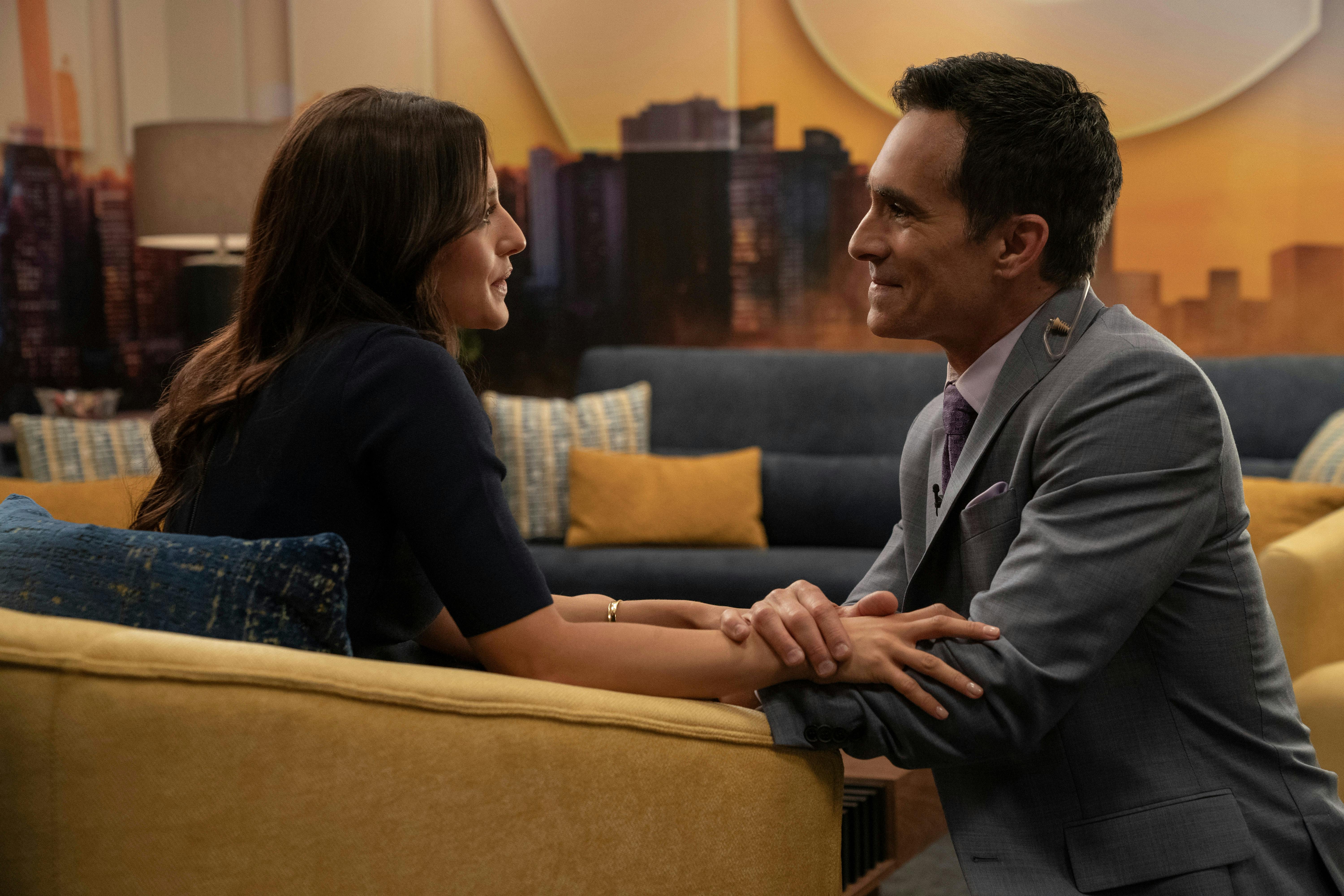 Ashley Reyes og Nestor Carbonell i 'The Morning Show'